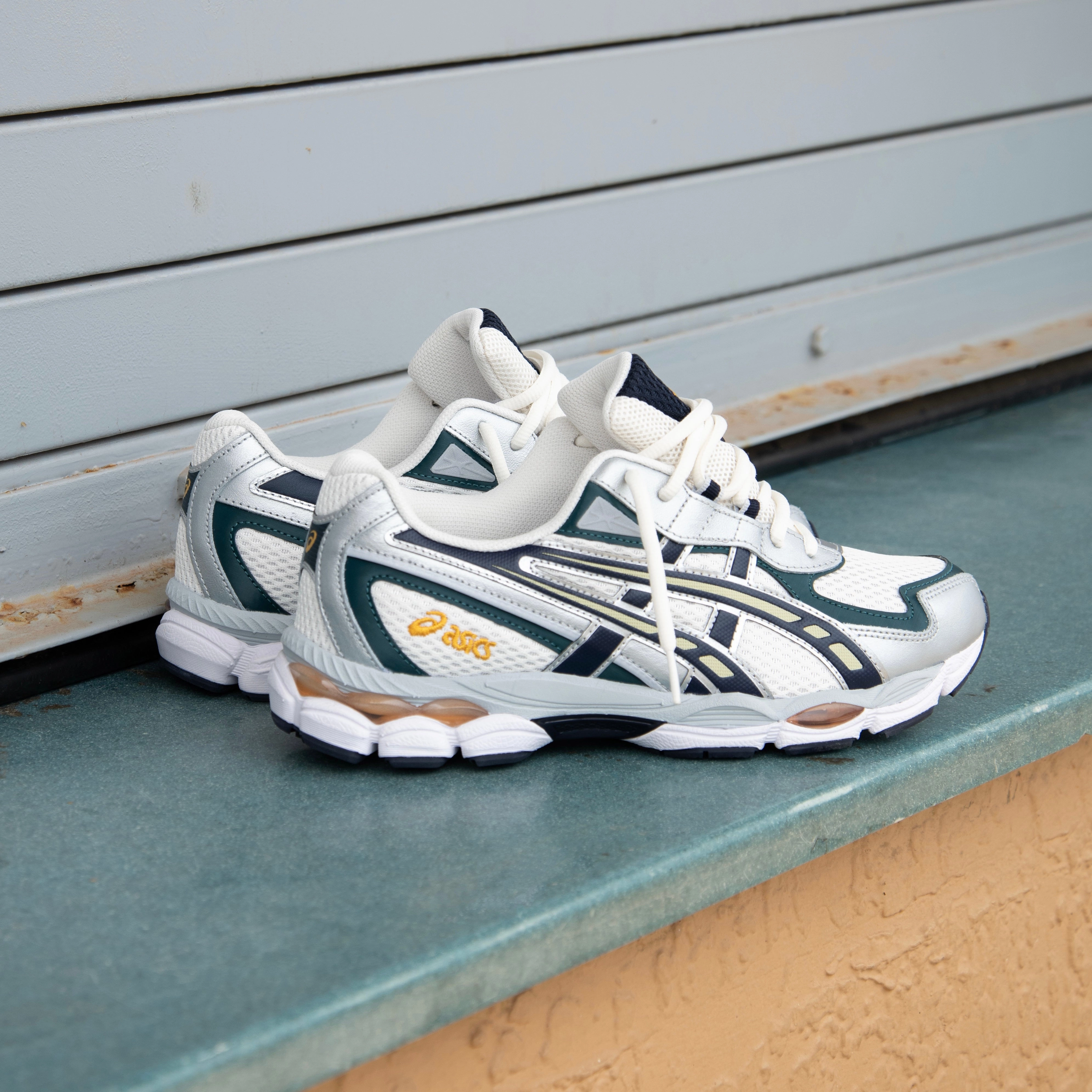 Mens Asics Gel-NYC 2055 (Cream/Midnight) running shoe close-up shots