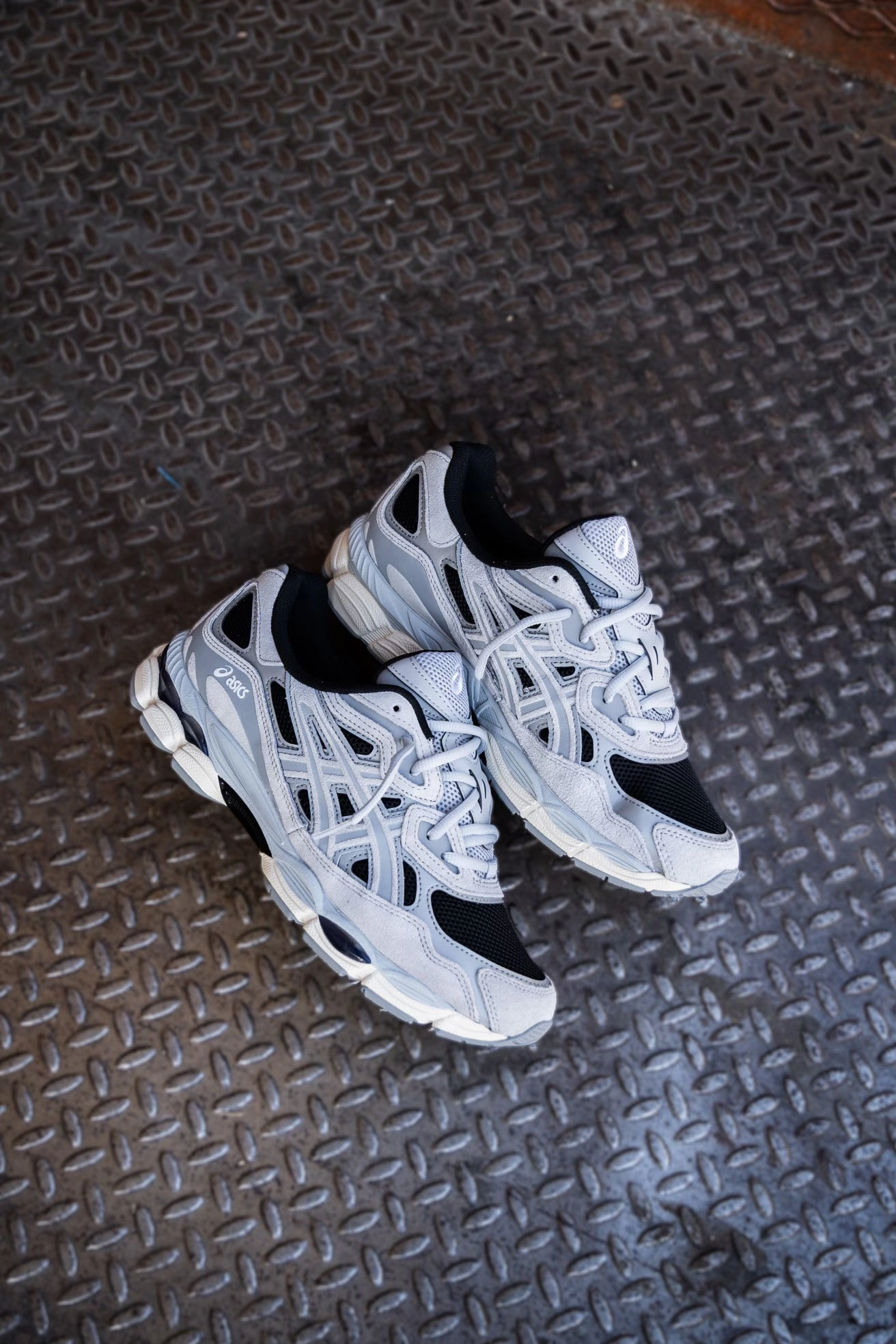 Mens Asics Gel-NYC (Black/Piedmont Grey) running shoe close-up shots