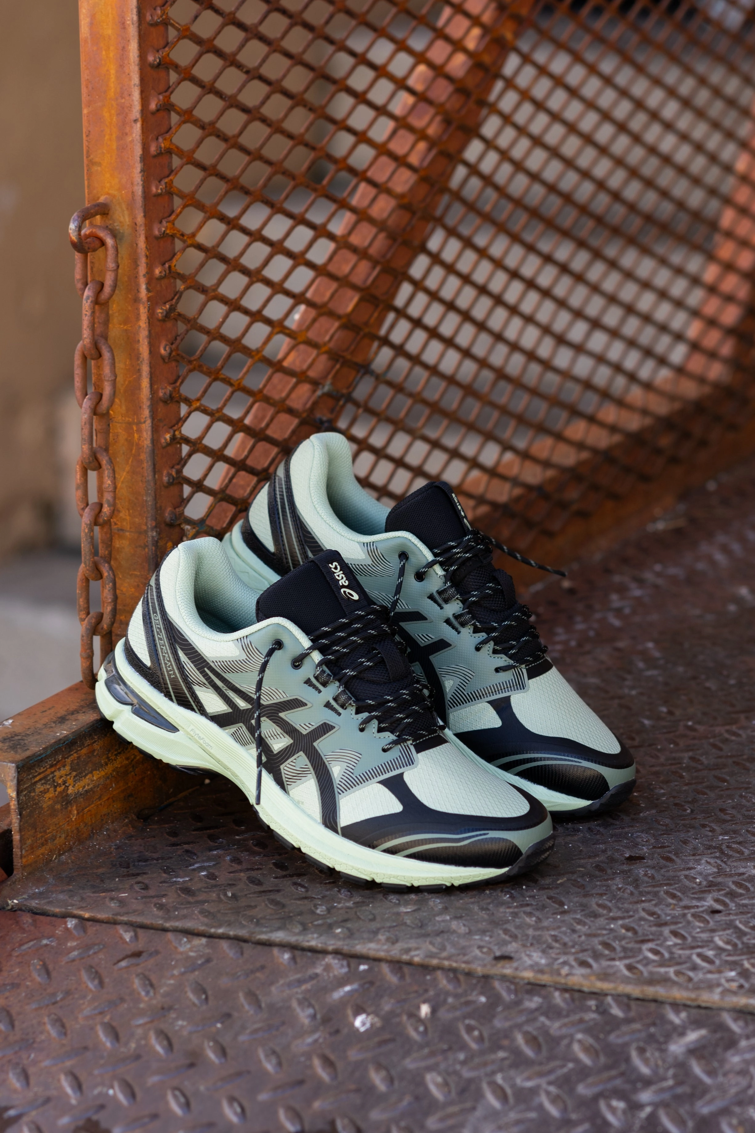 Mens Asics Gel-Terrain (Dark Jade/Black) - 1203A342-300 running shoe close-up shots