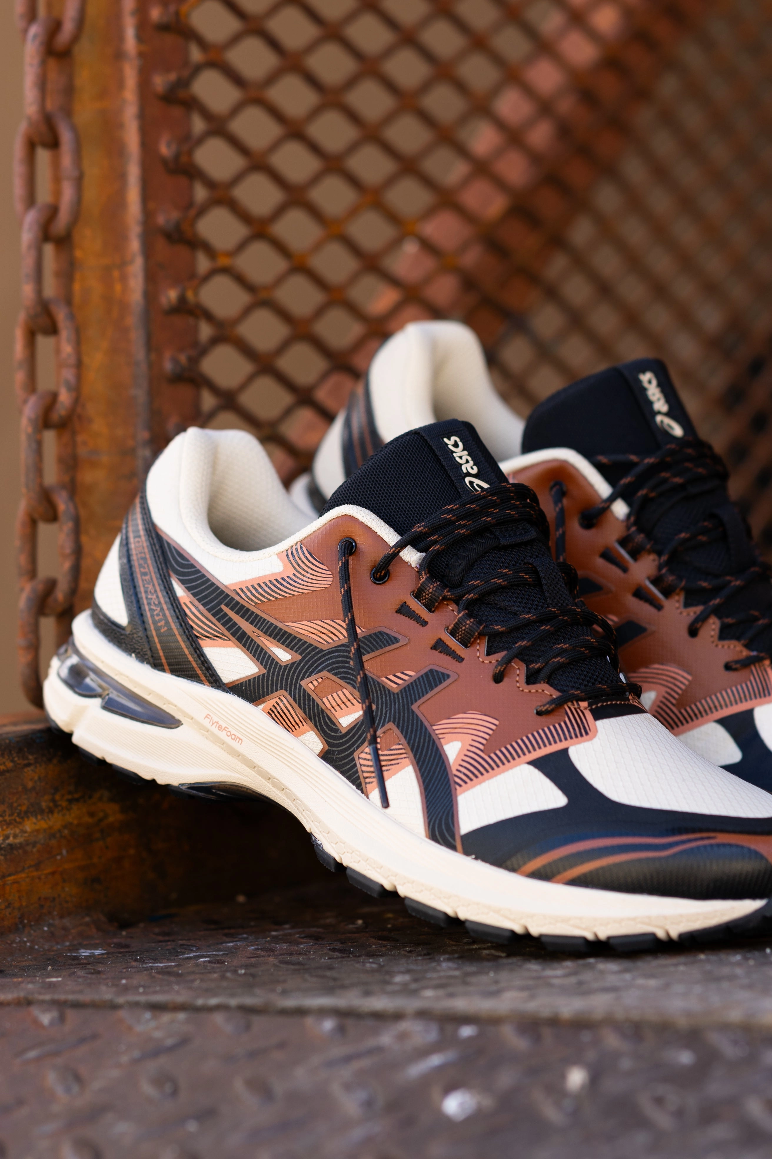 Mens Asics Gel-Terrain (Vanilla/Black) - 1203A342-250 running shoe close-up shots