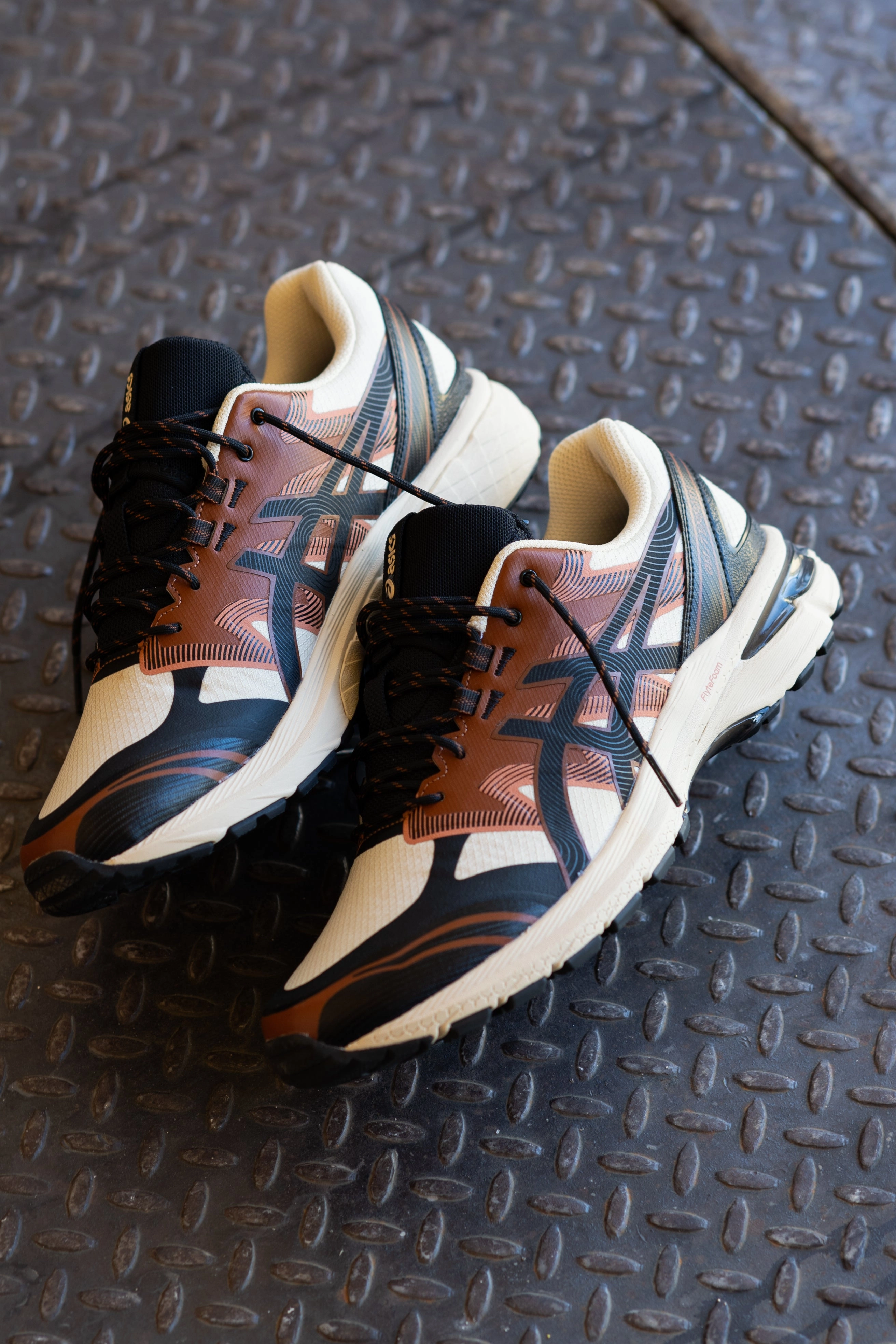 Mens Asics Gel-Terrain (Vanilla/Black) - 1203A342-250 running shoe close-up shots