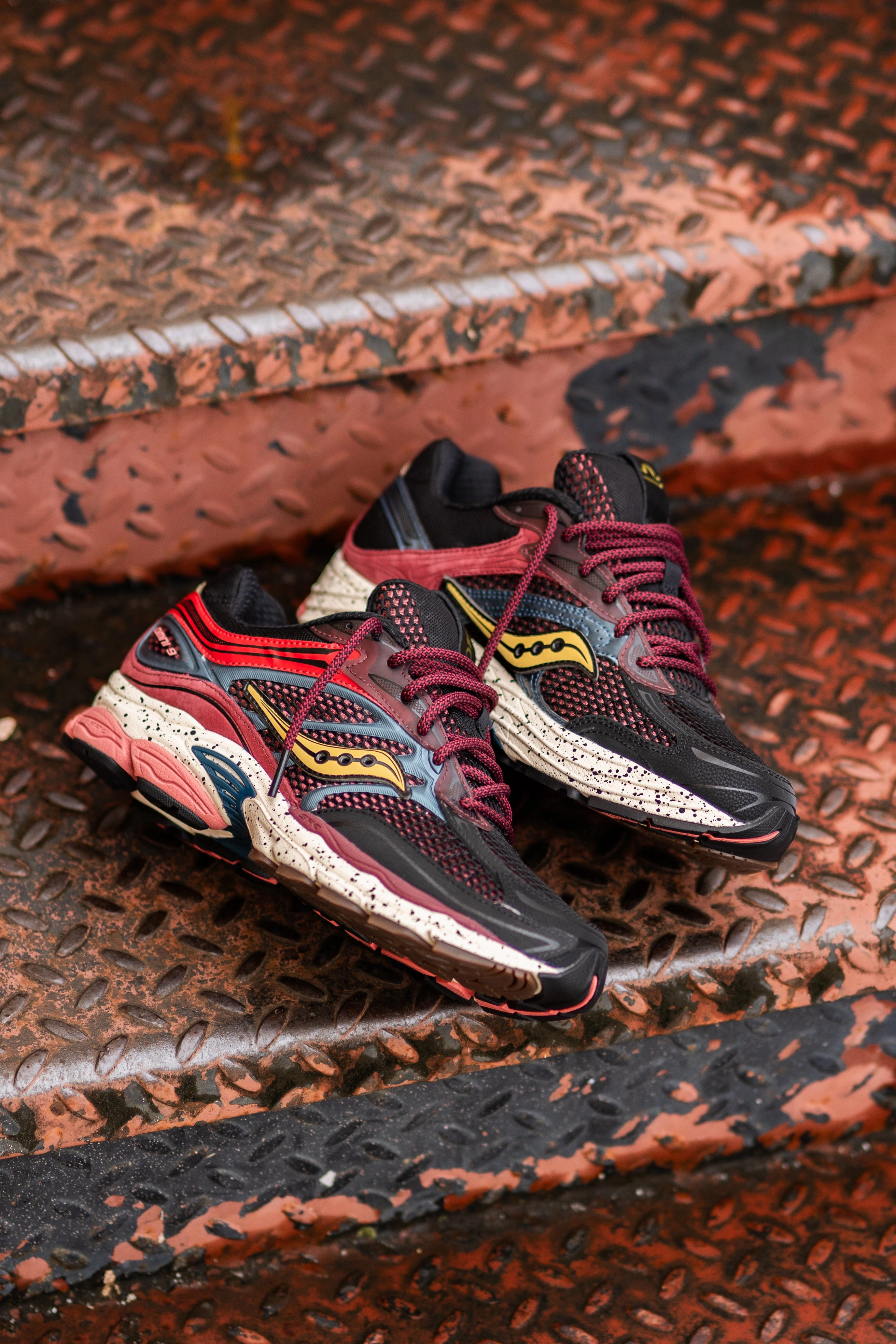 Mens Saucony OG ProGrid Omni 9 (Multi Bariole) Saucony versatile athletic footwear
