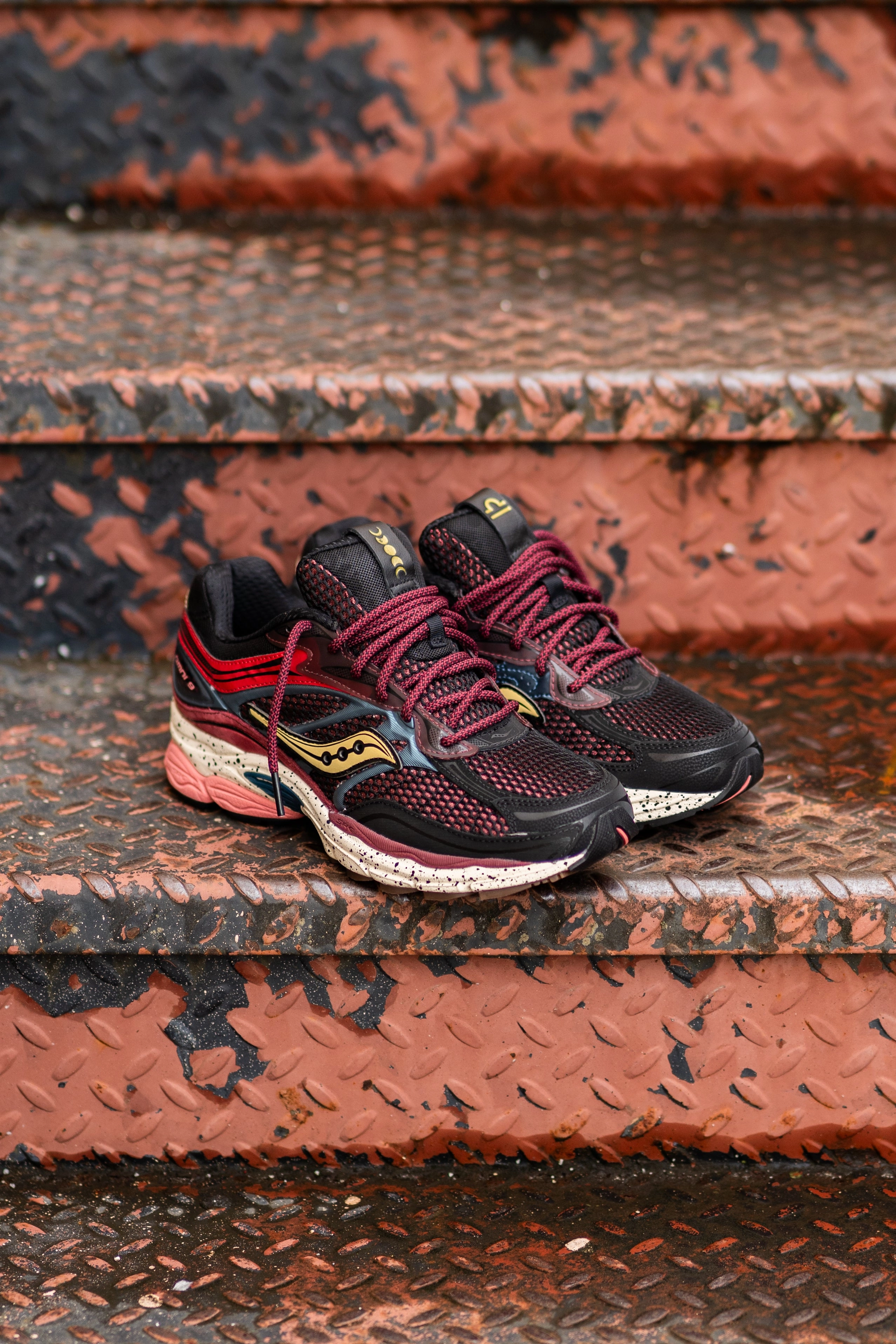 Mens Saucony OG ProGrid Omni 9 (Multi Bariole) Saucony versatile athletic footwear