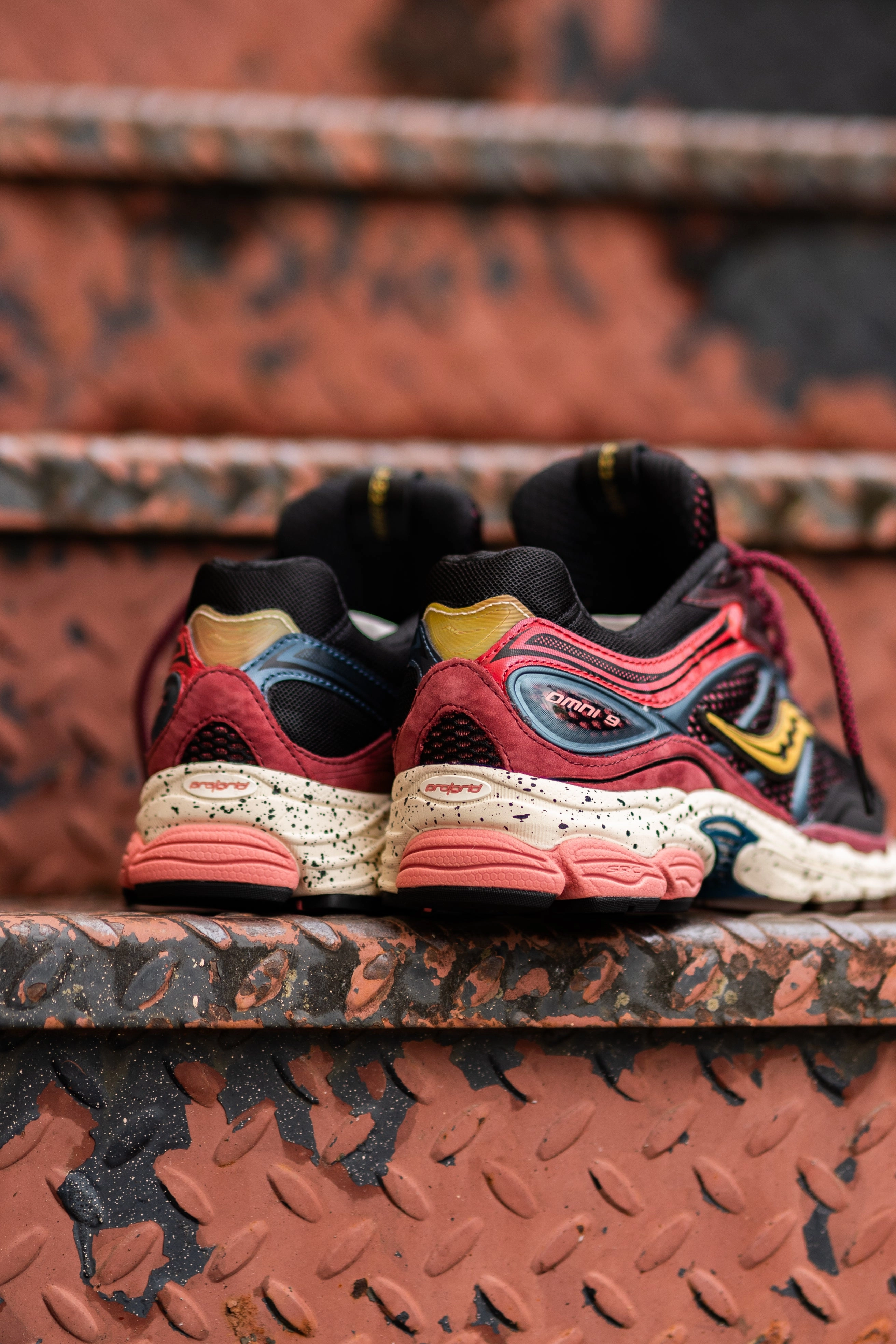 Mens Saucony OG ProGrid Omni 9 (Multi Bariole) Saucony versatile athletic footwear