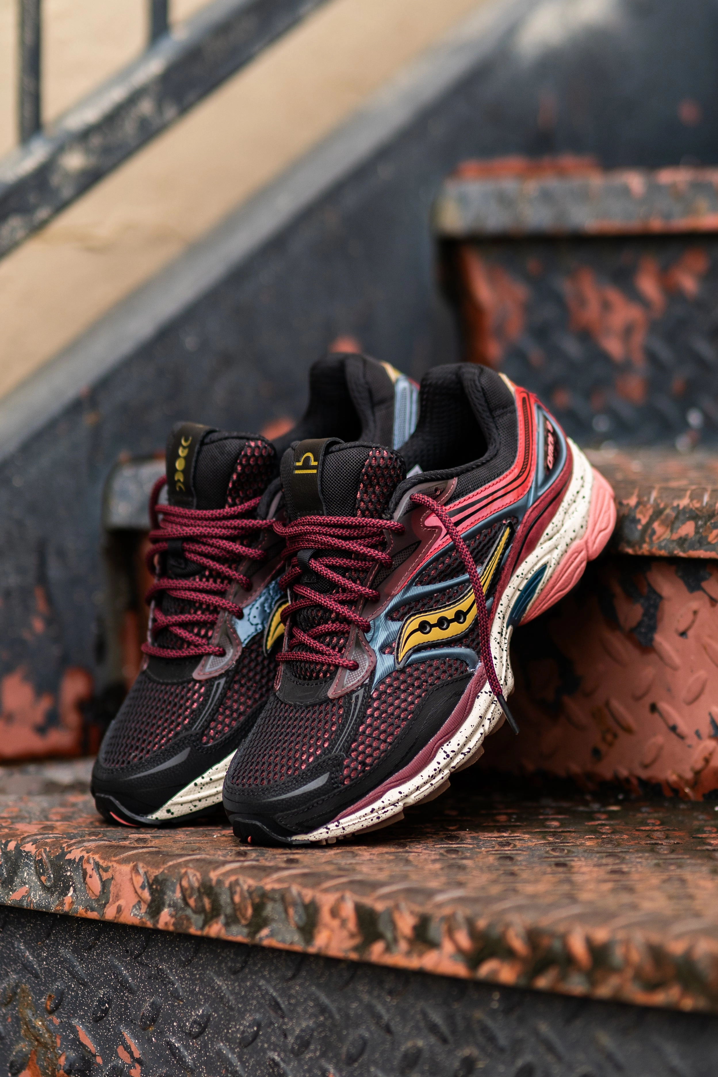 Mens Saucony OG ProGrid Omni 9 (Multi Bariole) Saucony versatile athletic footwear
