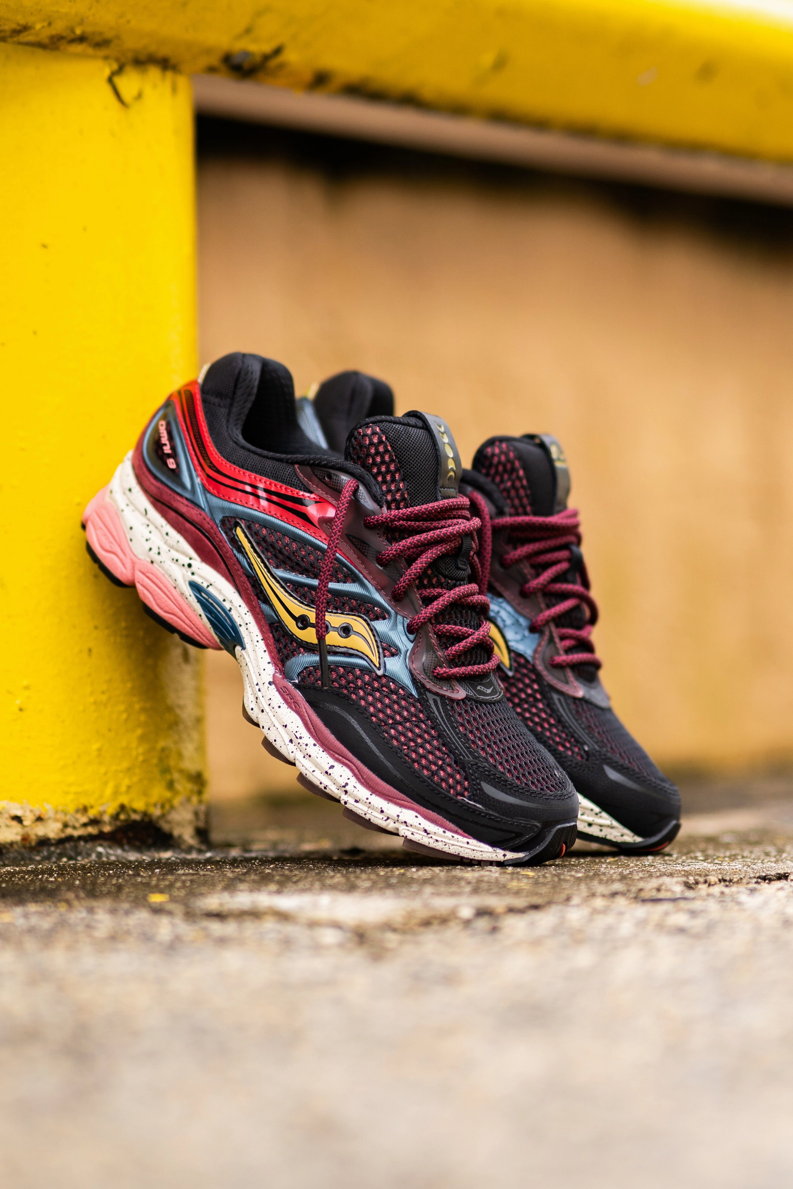 Mens Saucony OG ProGrid Omni 9 (Multi Bariole) Saucony versatile athletic footwear