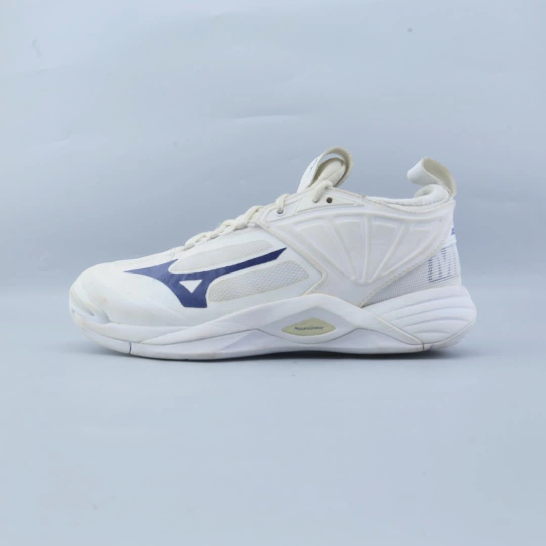 MIZUNO  WAVE MOMENTUM 2 Mizuno sporty athletic shoe styles