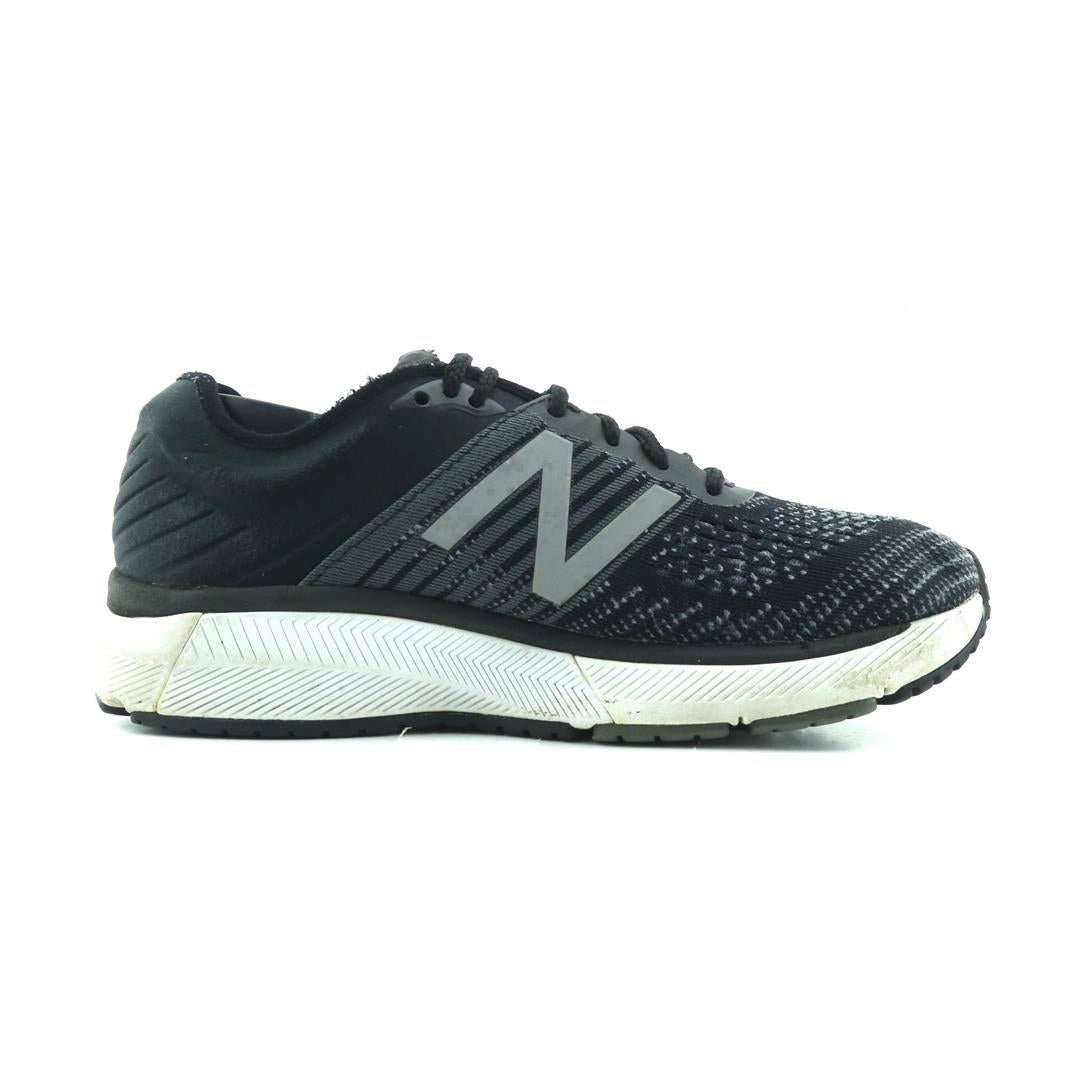 NEW BALANCE 860 V10 New Balance casual shoe looks