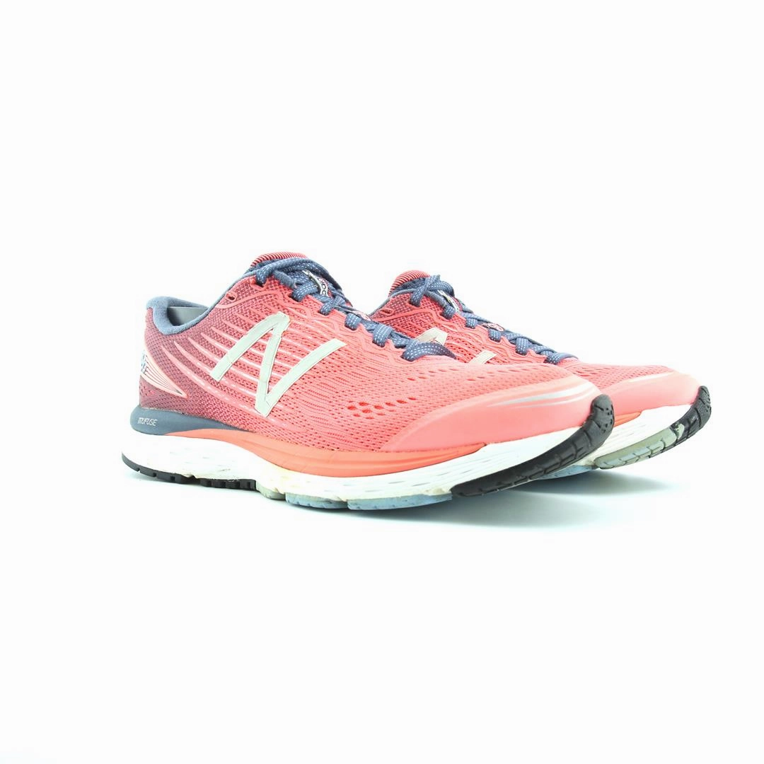 NEW BALANCE 880V8 New Balance trainer visuals