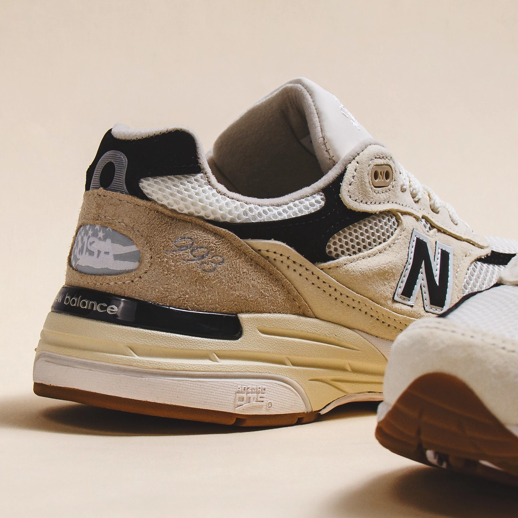 New Balance Unisex 993 Sea Salt Made In USA U993WS classic New Balance pictures