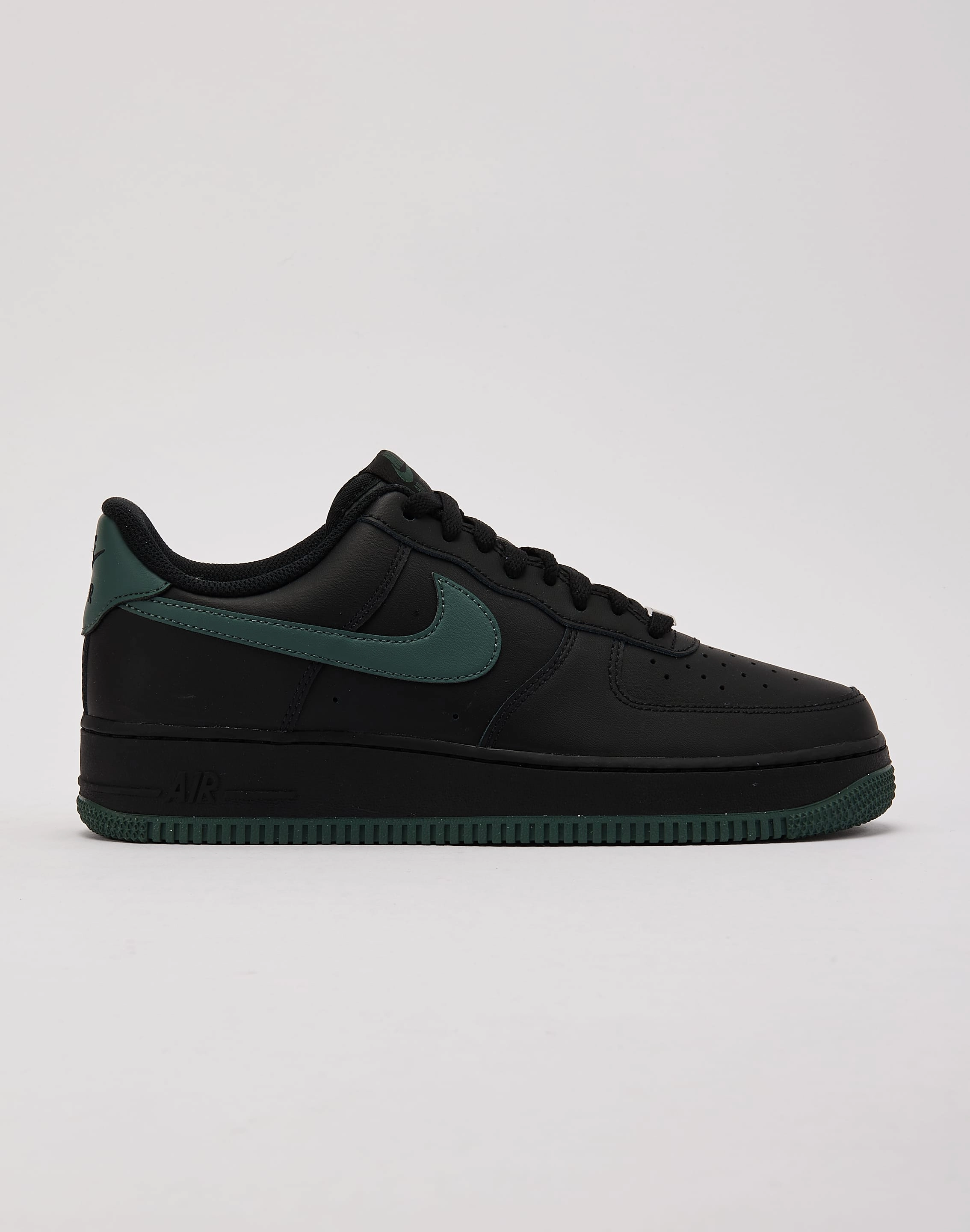 Nike Air Force 1 Low '07 Nike casual sneakers with modern design