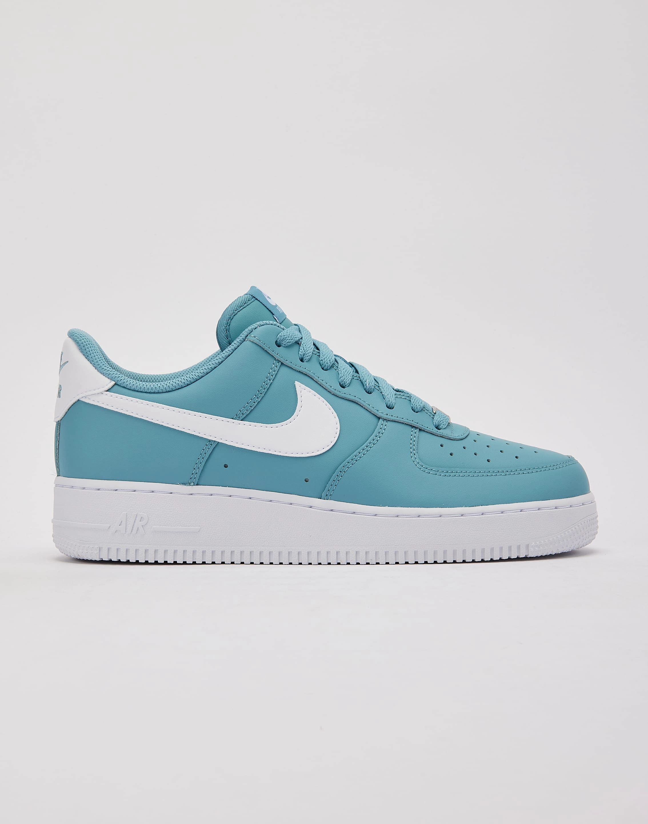 Nike Air Force 1 Low '07 Nike casual sneakers with modern design