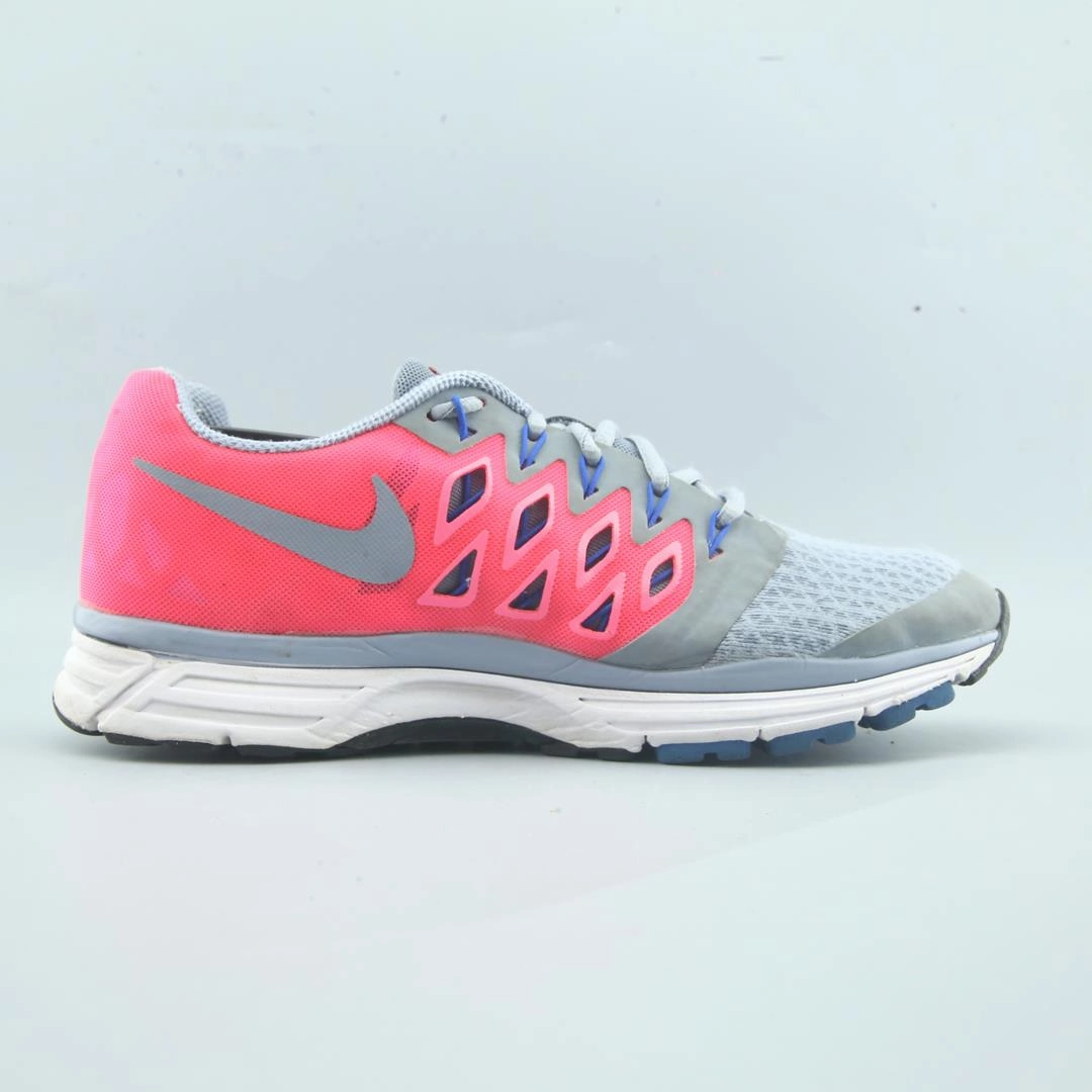 NIKE AIR ZOOM VOMERO 9 Nike sneaker detail shots