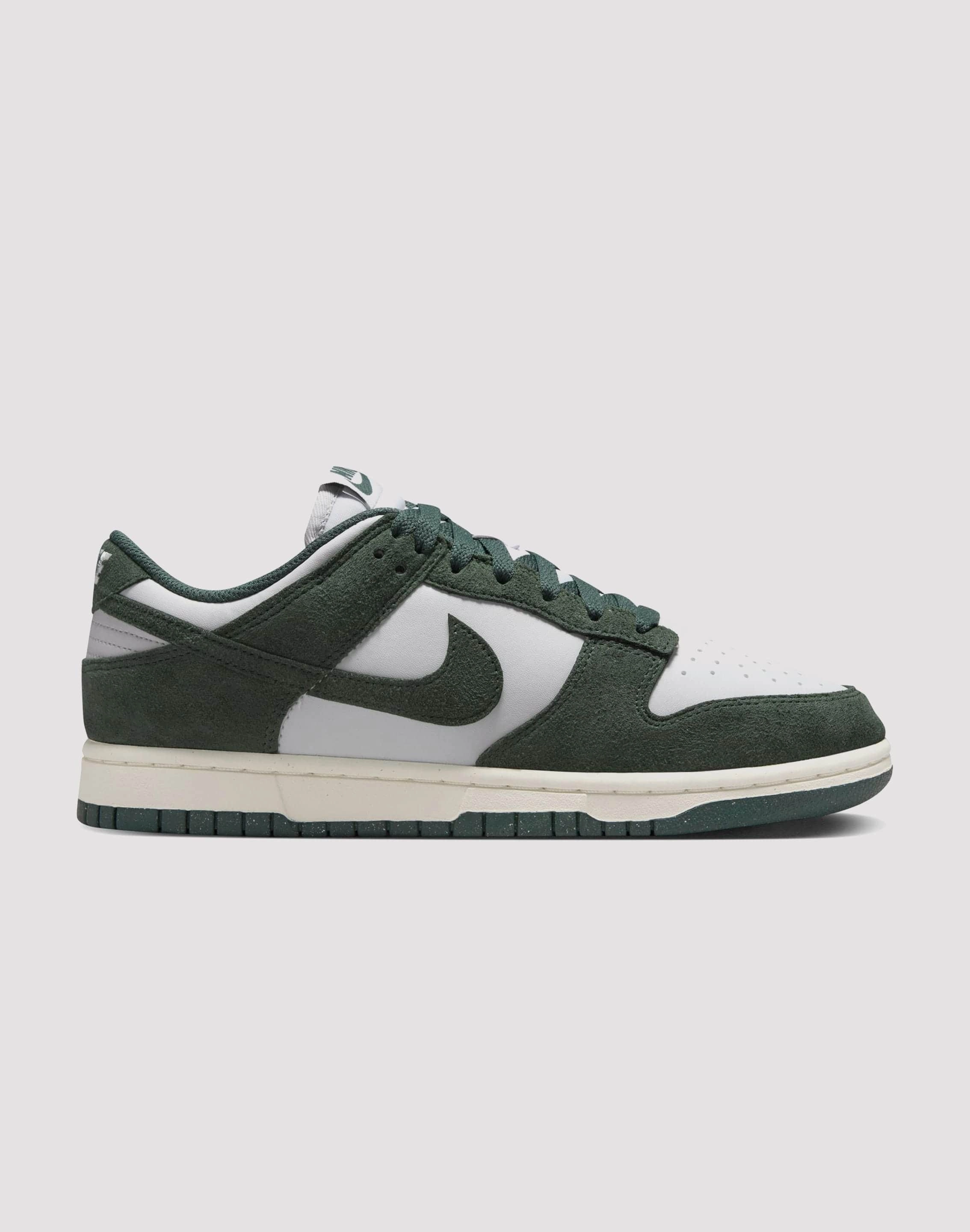 Nike Dunk Low Nike casual sneakers with modern design