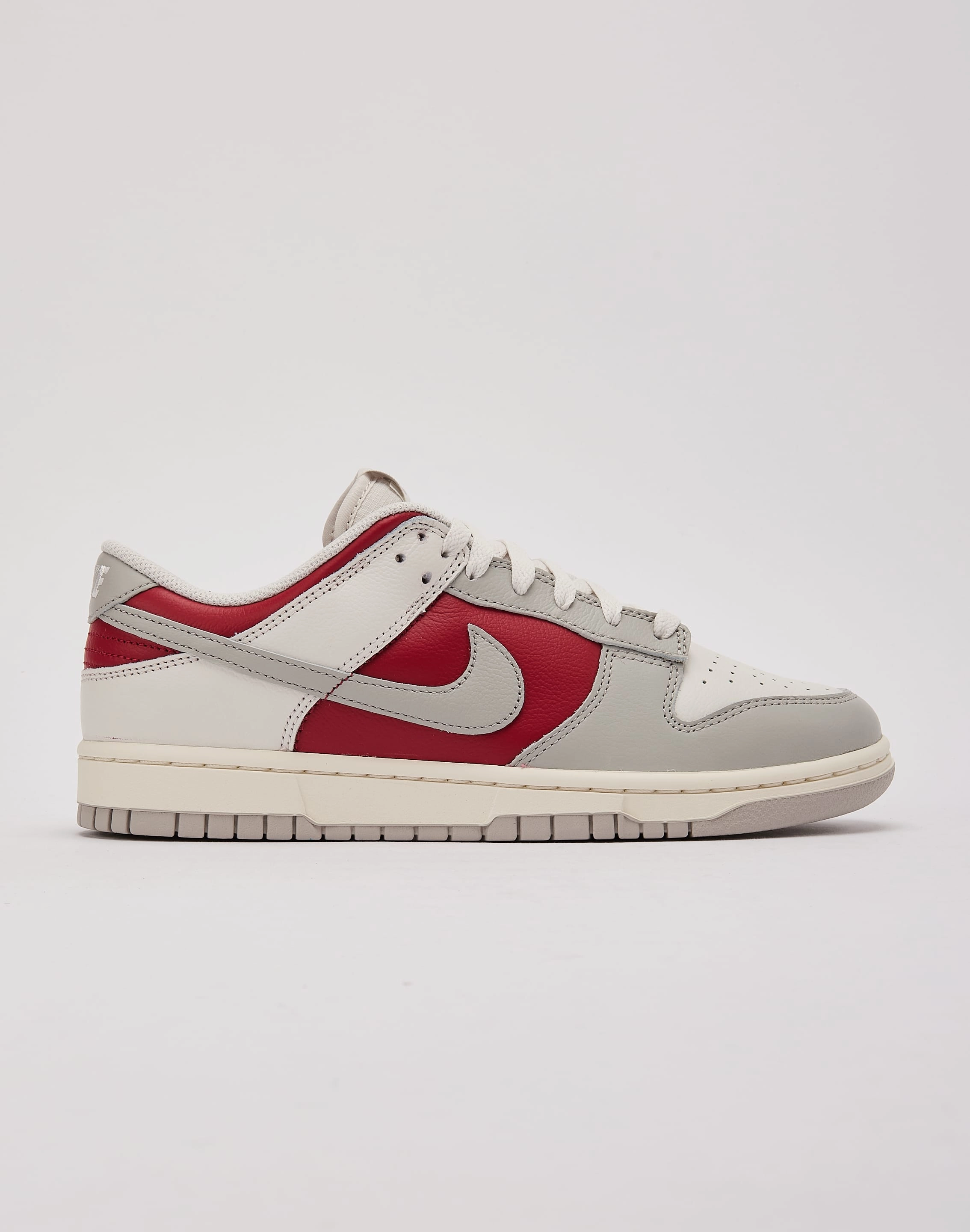 Nike Dunk Low Nike casual sneakers with modern design