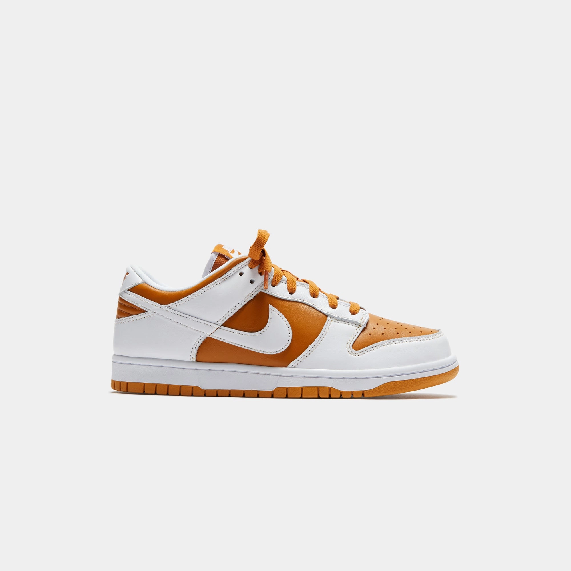 Nike Dunk Low Retro - Curry / White Nike casual sneakers for men and women