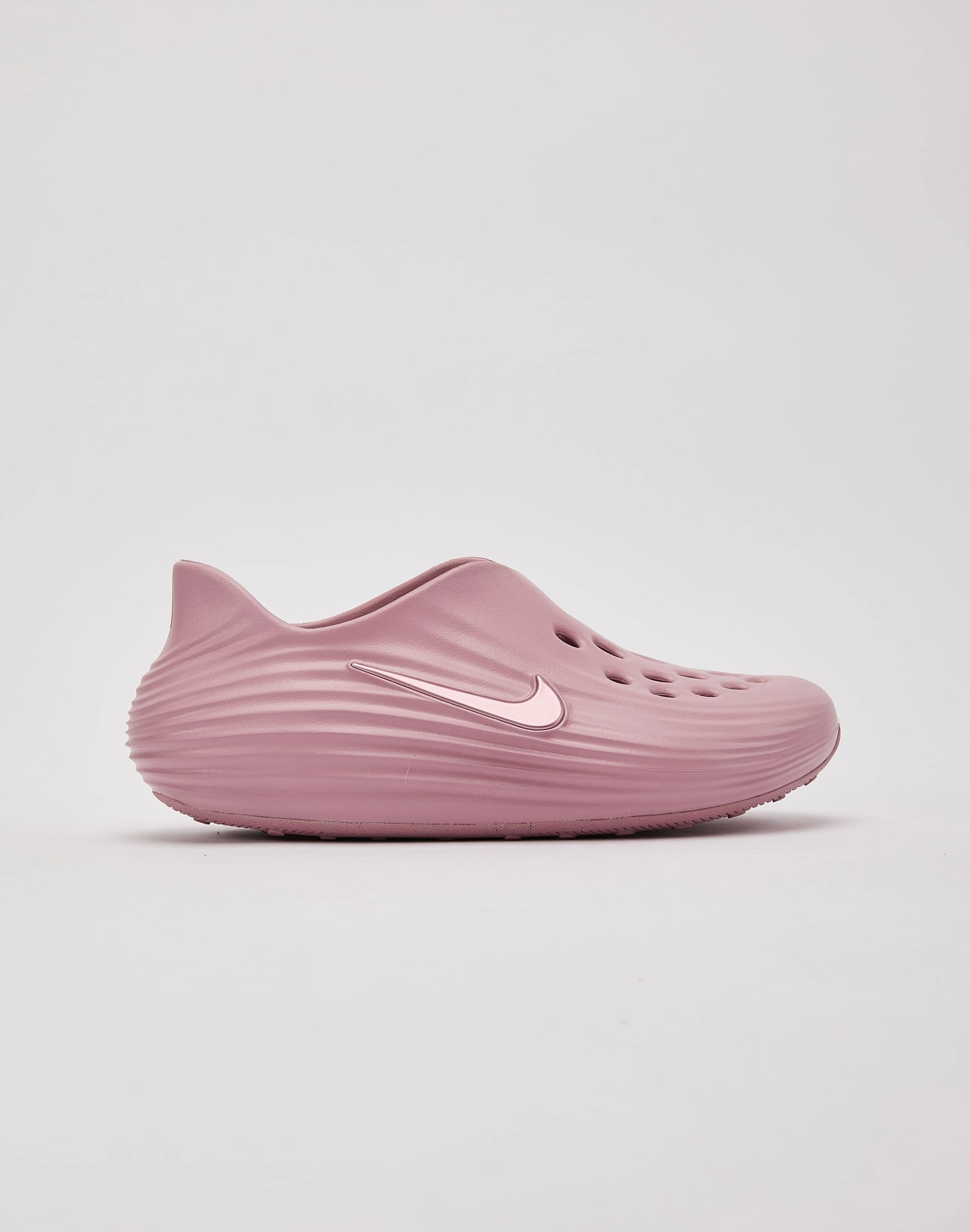 Nike ReactX Rejuven8 Nike casual sneakers with modern design