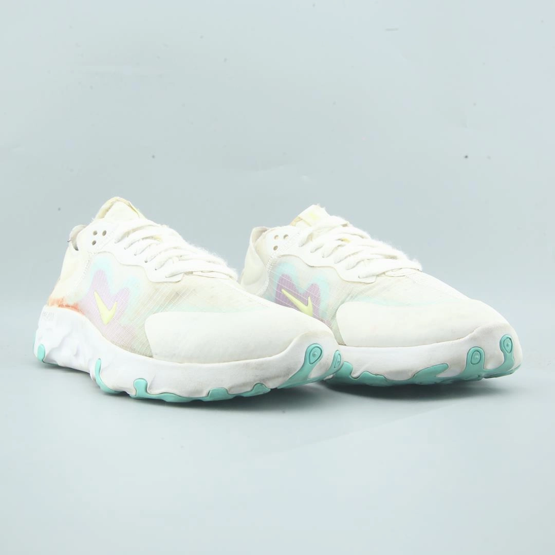 NIKE RENEW LUCENT Nike sneaker detail shots