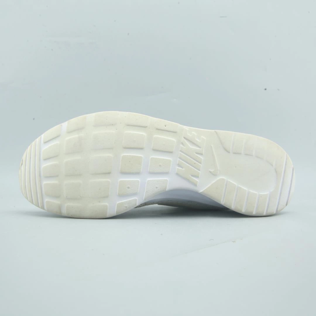 NIKE TANJUN Nike sneaker detail shots