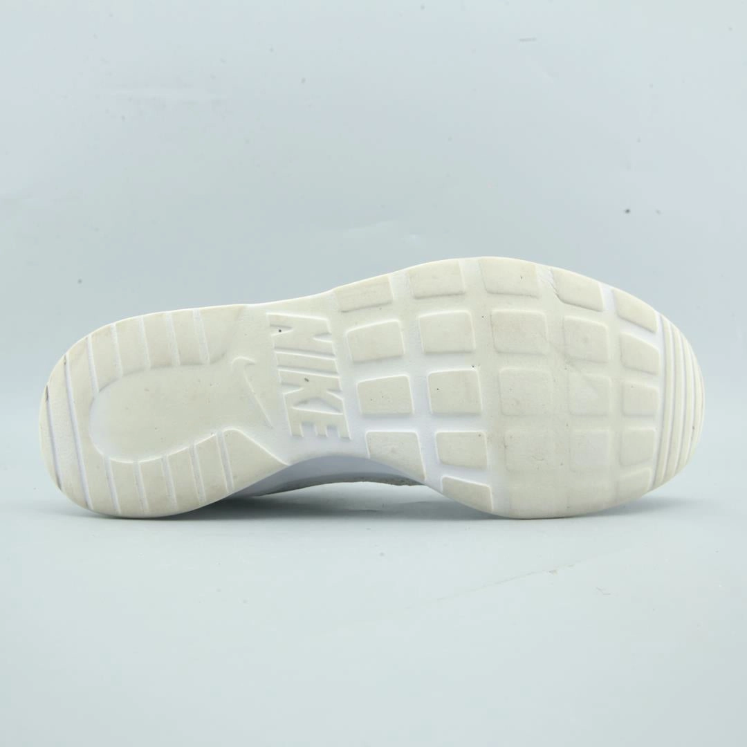 NIKE TANJUN Nike sneaker detail shots
