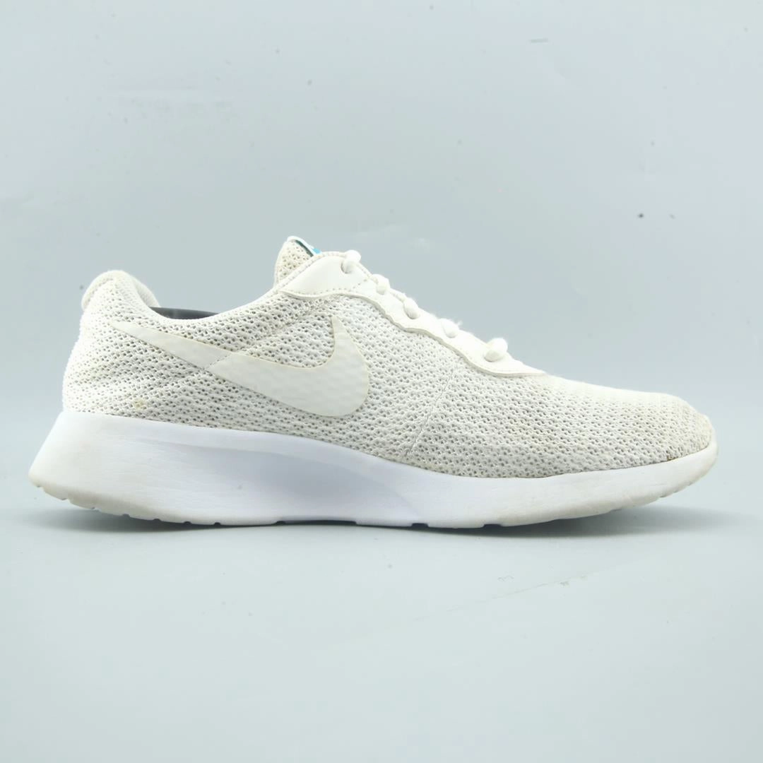 NIKE TANJUN Nike sneaker detail shots