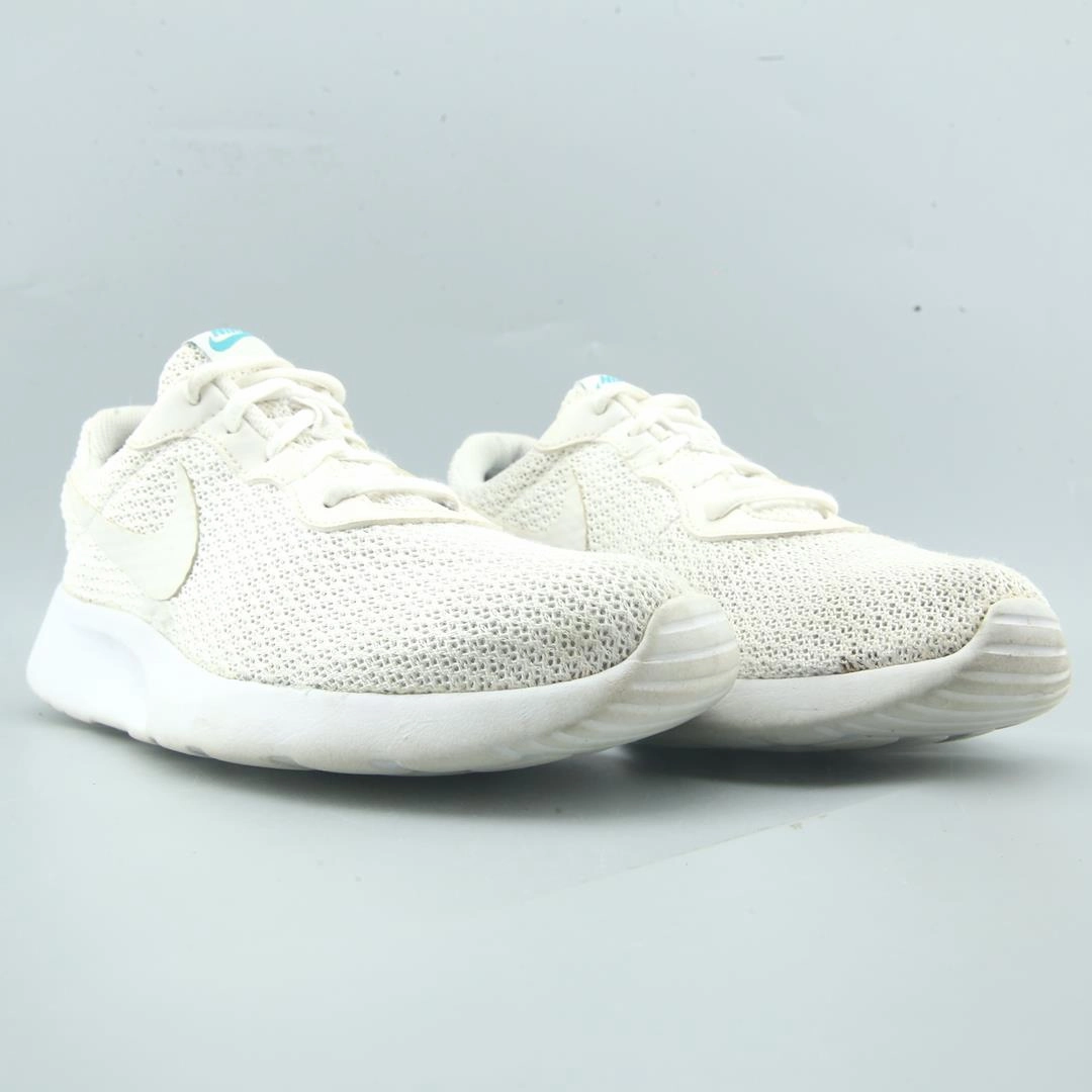 NIKE TANJUN Nike sneaker detail shots