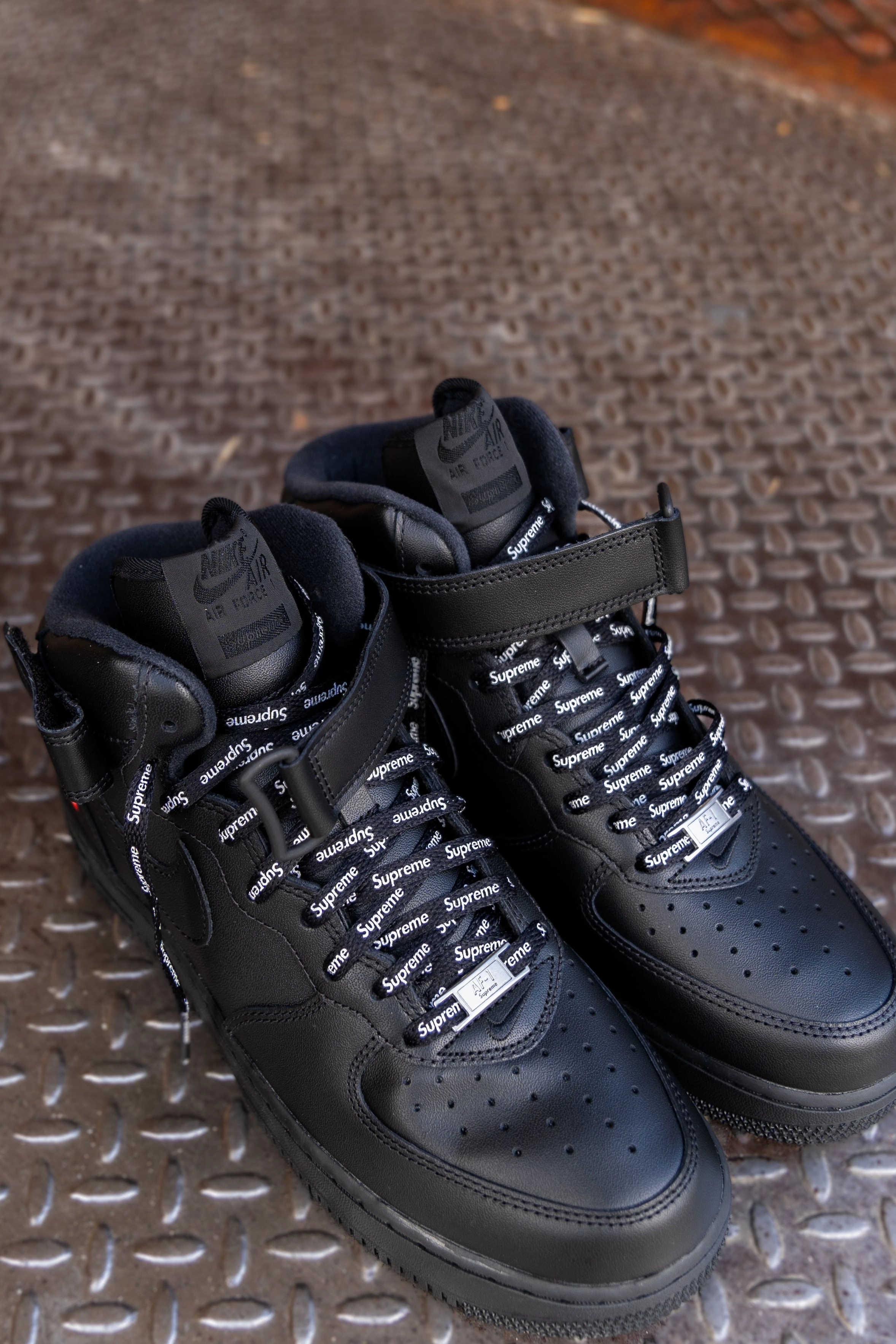 Nike x Supreme Air Force 1 Mid SP (Black) Nike cutting-edge sport shoes