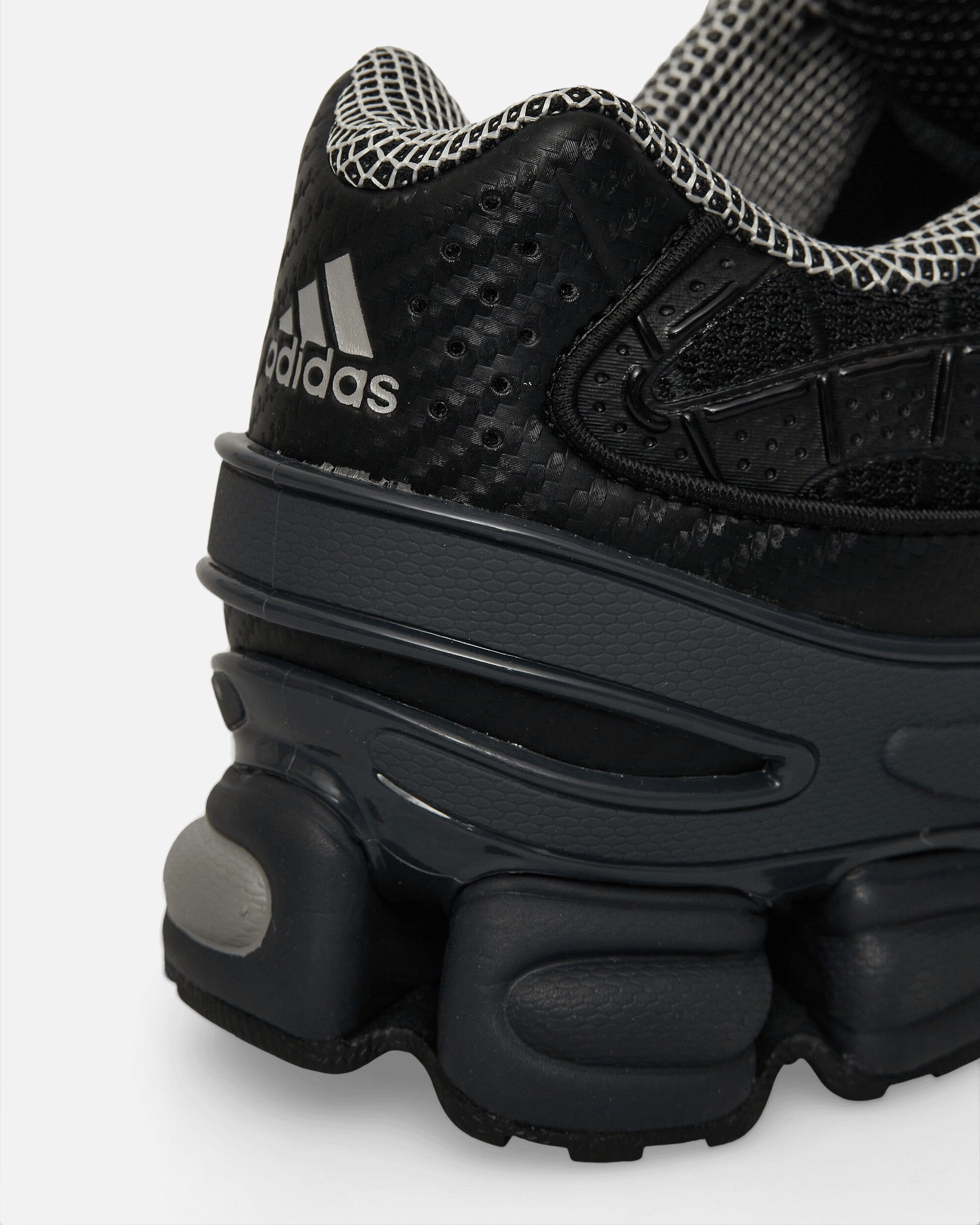 Ozweego Pro Sneakers Core Black / Iron Metallic / Grey Six Comfort Sneakers