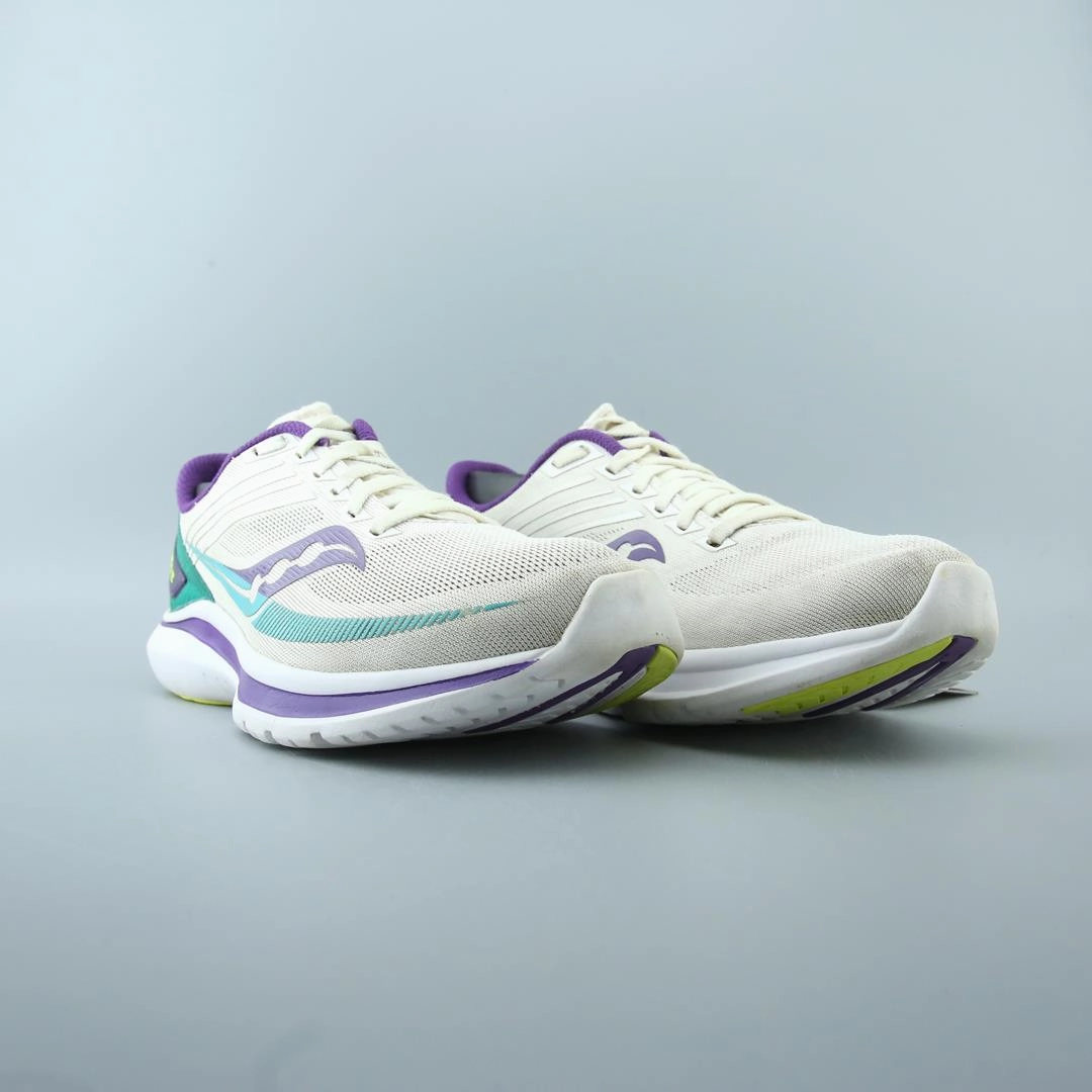 SAUCONY KINVARA 12 Saucony running shoe close-ups