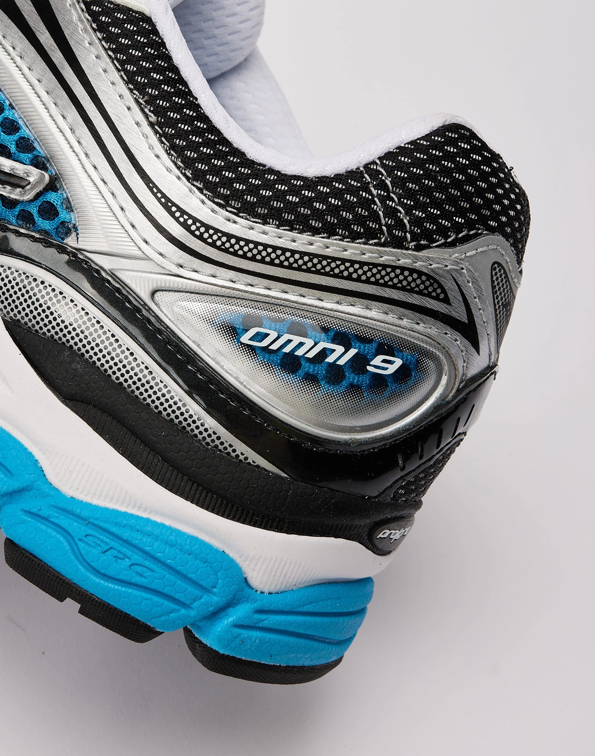 Saucony ProGrid Omni 9 Plush Running Trainers
