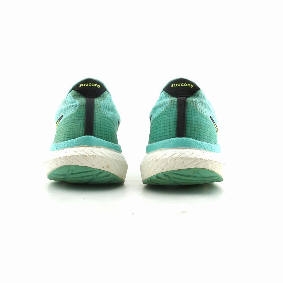 SAUCONY TRIUMPH 19 Saucony casual footwear looks