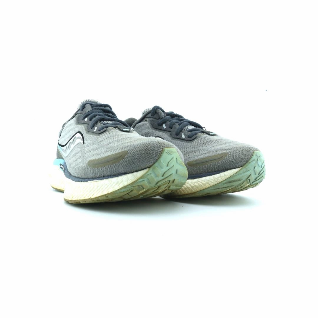 SAUCONY TRIUMPH 19 Saucony running shoe close-ups