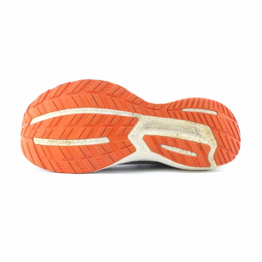 SAUCONY TRIUMPH 19 Saucony sport shoe imagery