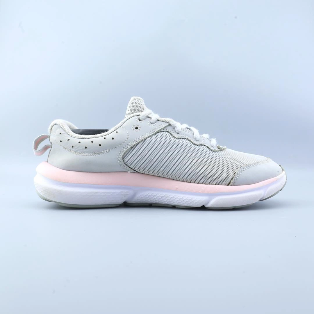 UNDER ARMOUR ASSERT 10 Under Armour sport shoe shots