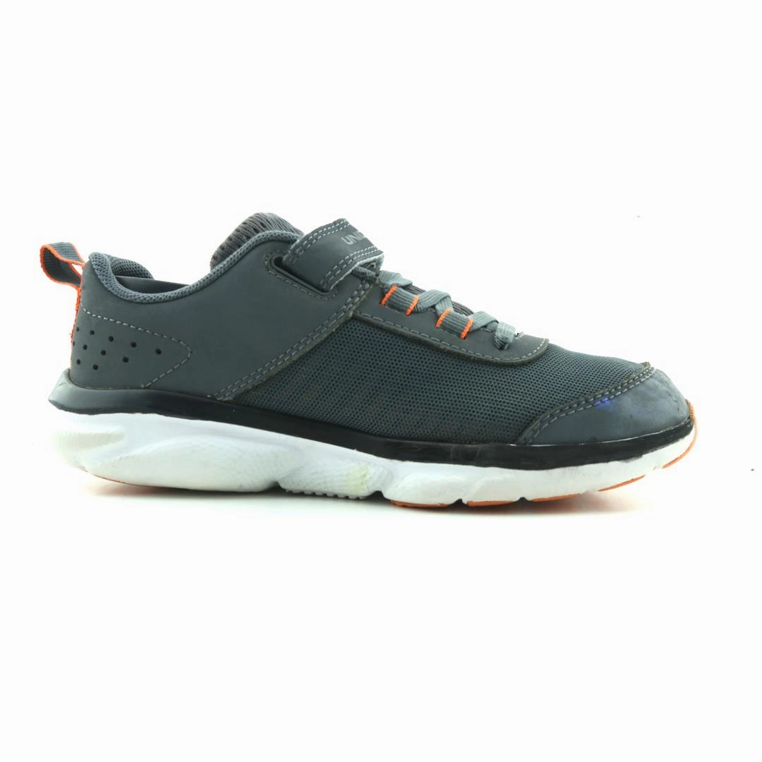 UNDER ARMOUR  ASSERT 8 Under Armour sport shoe shots