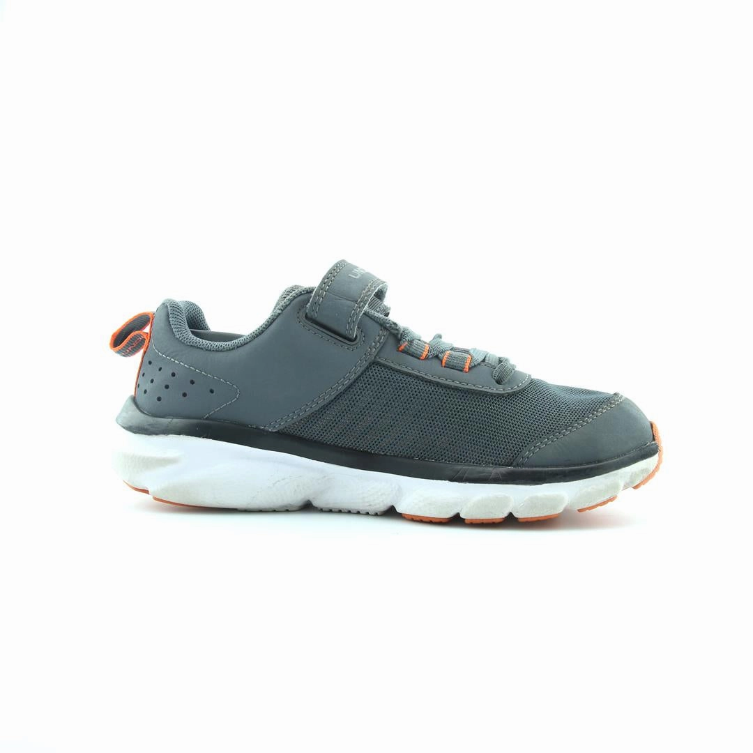 UNDER ARMOUR ASSERT 8 Under Armour sport shoe shots