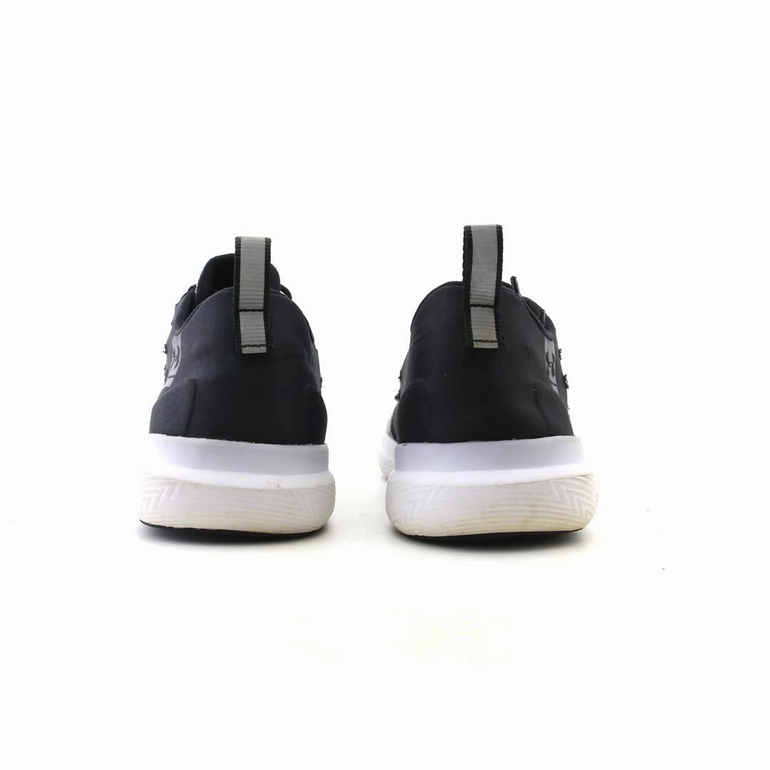 UNDER ARMOUR CHARGED 24-7 LOW Under Armour trainer close-ups