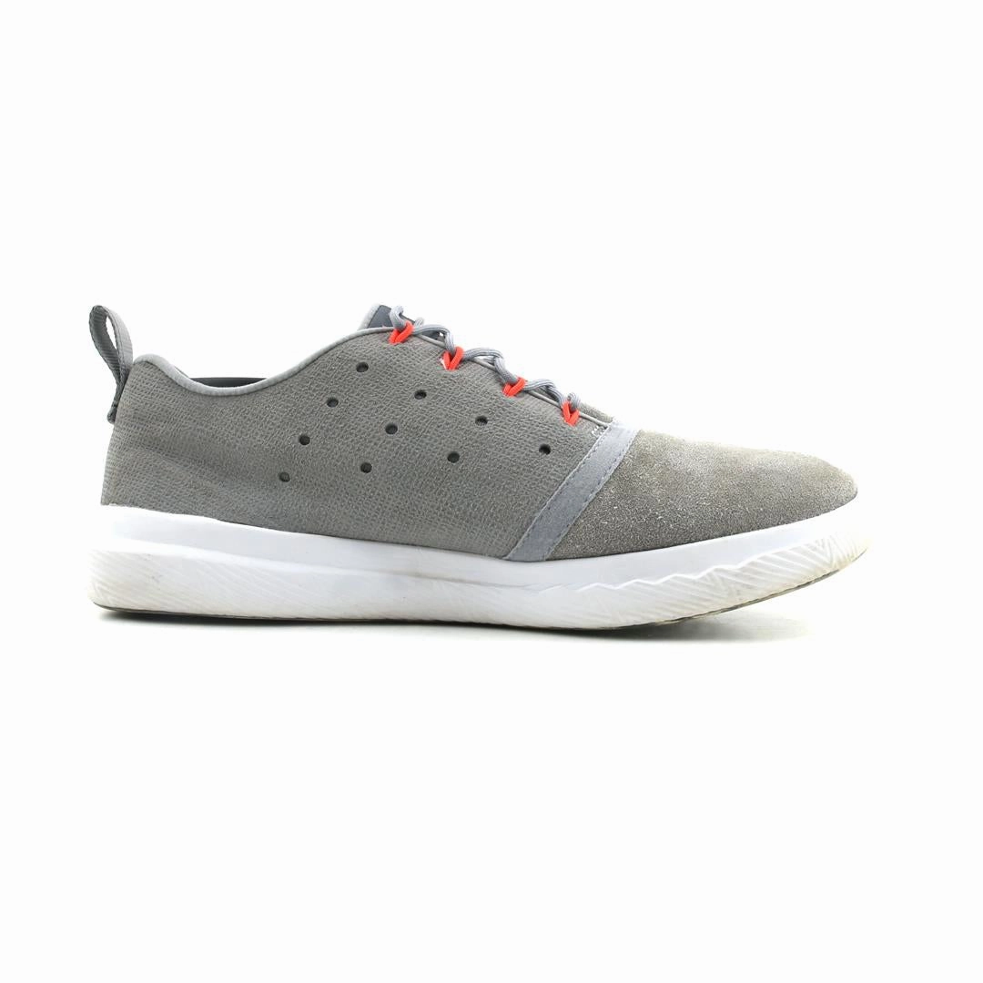 UNDER ARMOUR  CHARGED 24/7 LOW Under Armour trainer close-ups