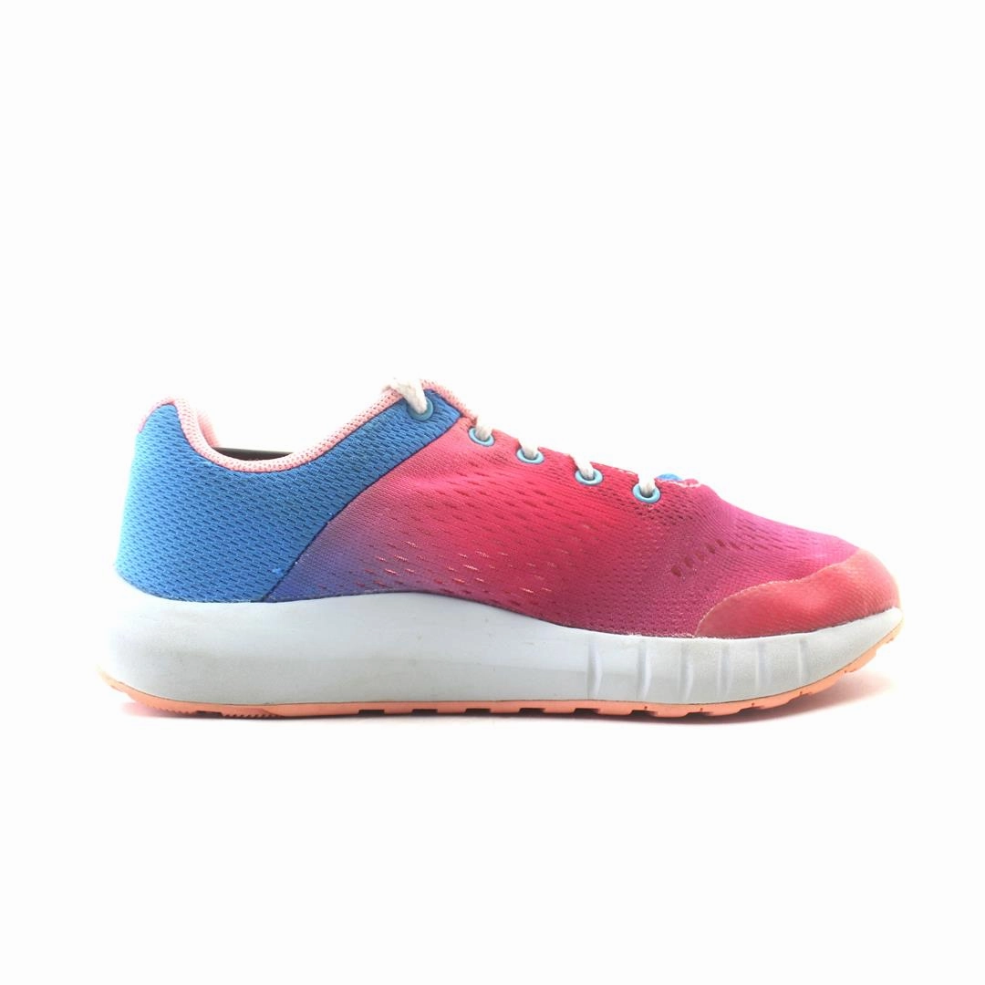 UNDER ARMOUR  CHARGED ASSERT 10 Under Armour trainer close-ups