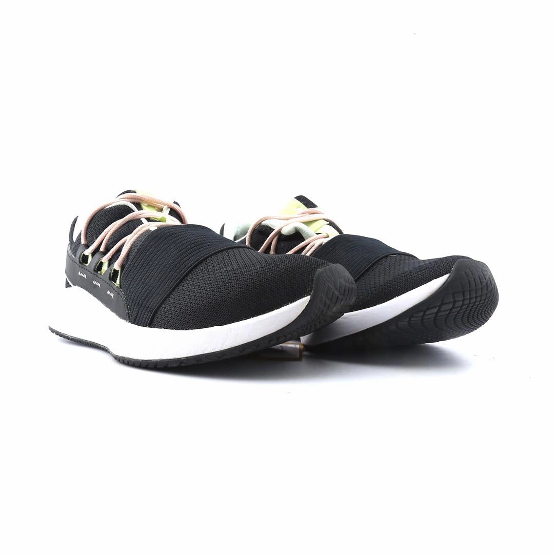 UNDER ARMOUR  CHARGED BREATHE LACE Under Armour trainer close-ups