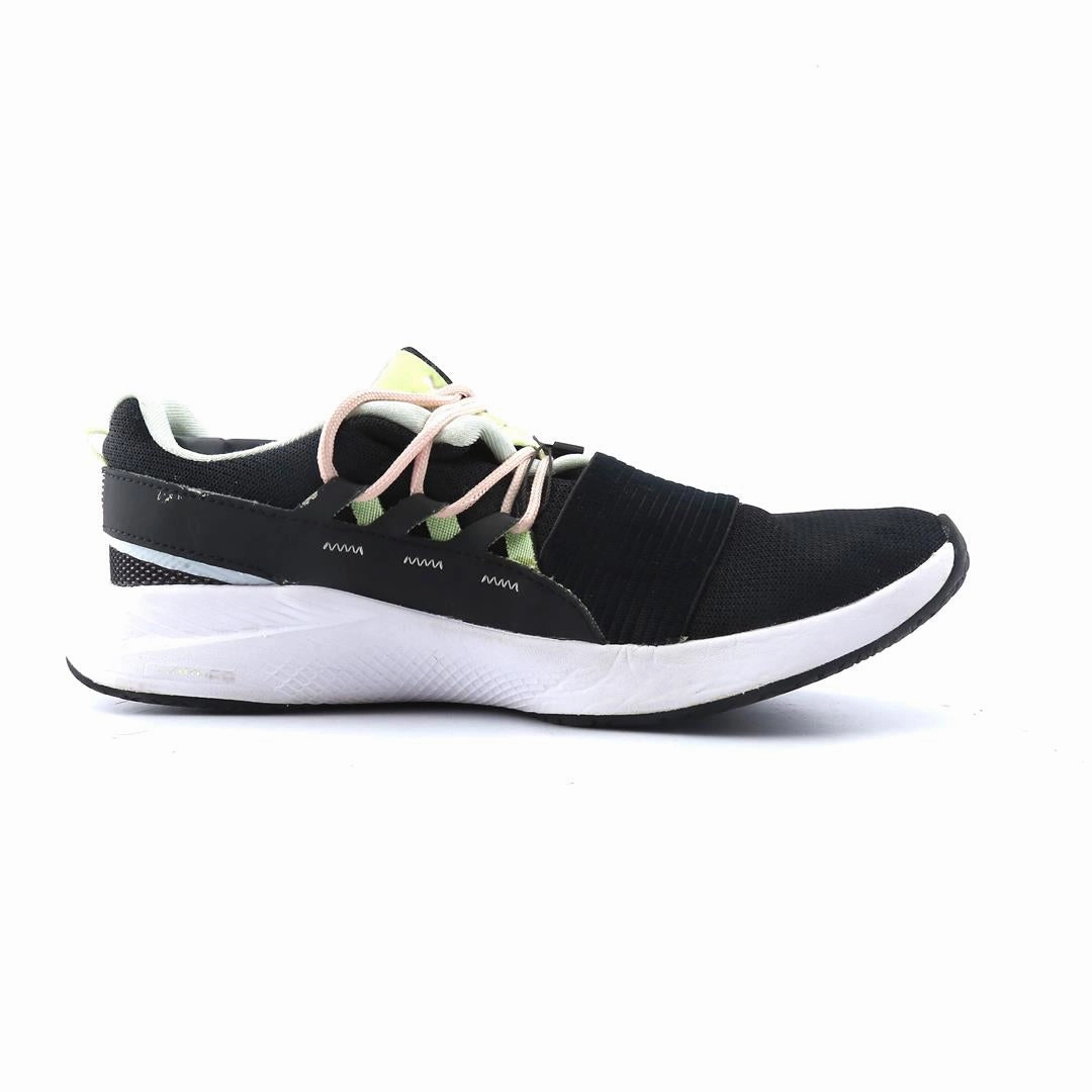 UNDER ARMOUR  CHARGED BREATHE LACE Under Armour trainer close-ups
