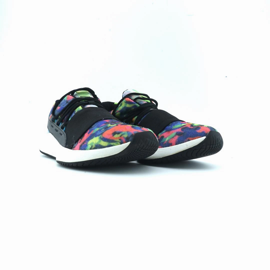 UNDER ARMOUR CHARGED BREATHE Under Armour sport shoe shots
