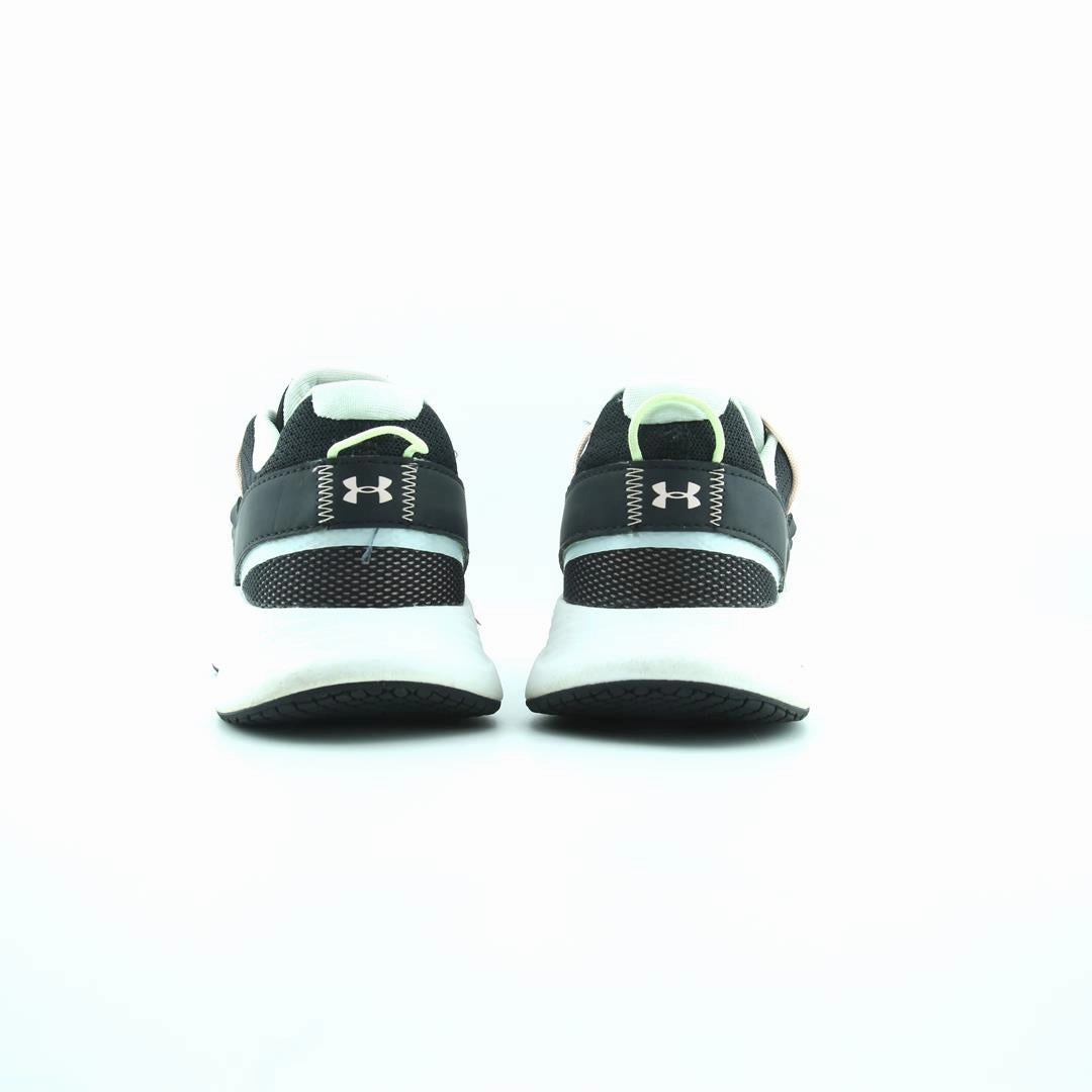 UNDER ARMOUR CHARGED BREATHE Under Armour sport shoe shots