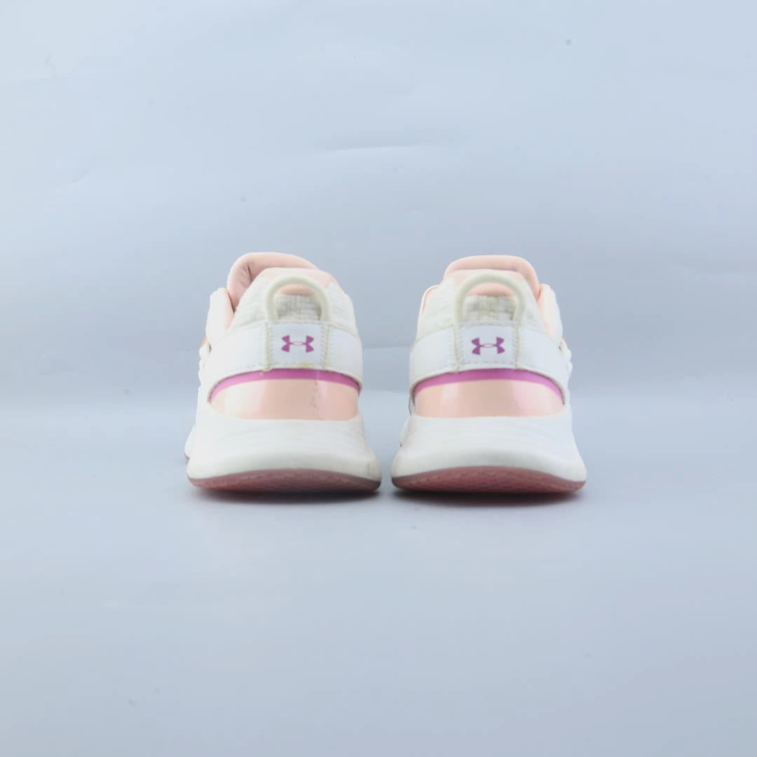 UNDER ARMOUR CHARGED BREATHE Under Armour sport shoe shots