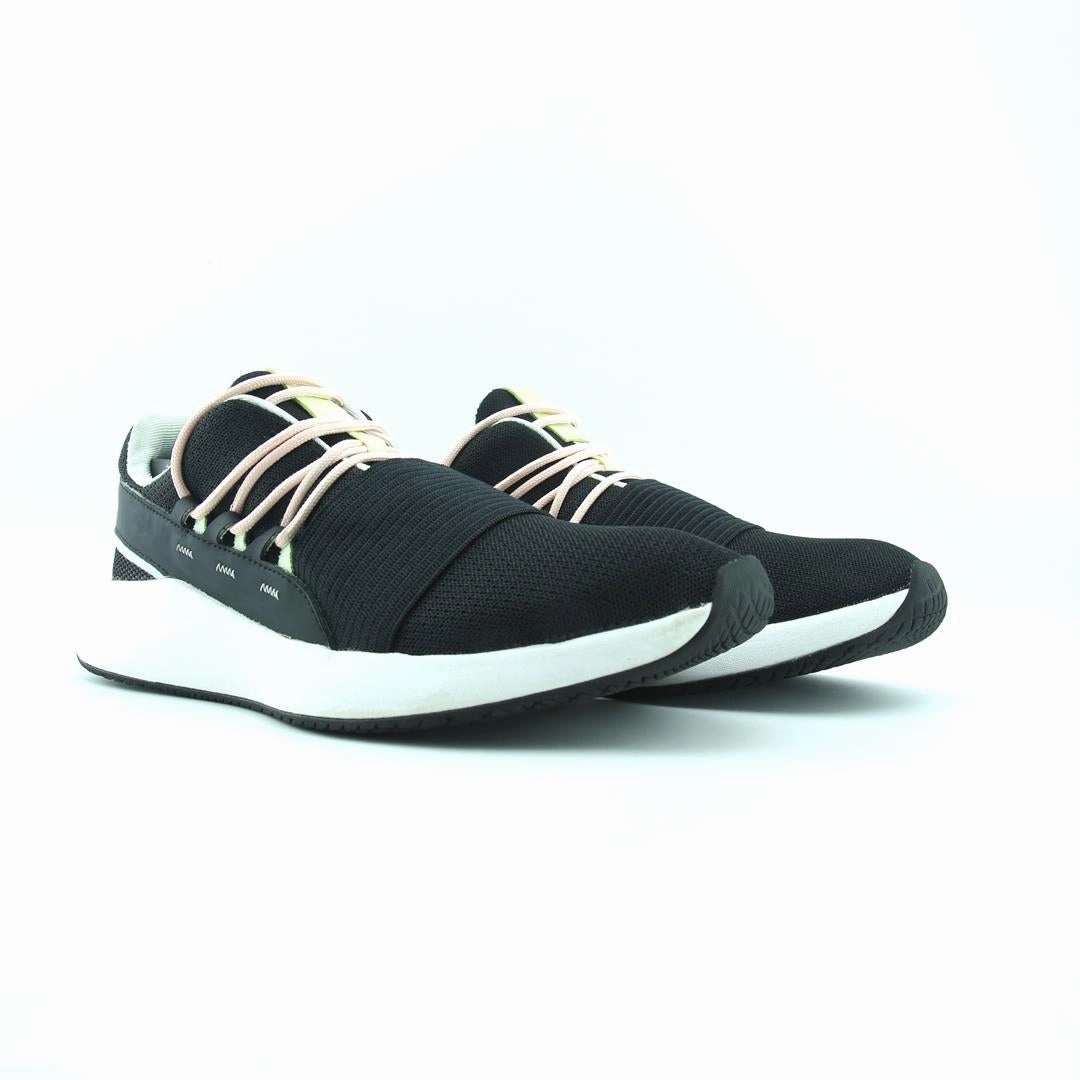 UNDER ARMOUR CHARGED BREATHE Under Armour sport shoe shots