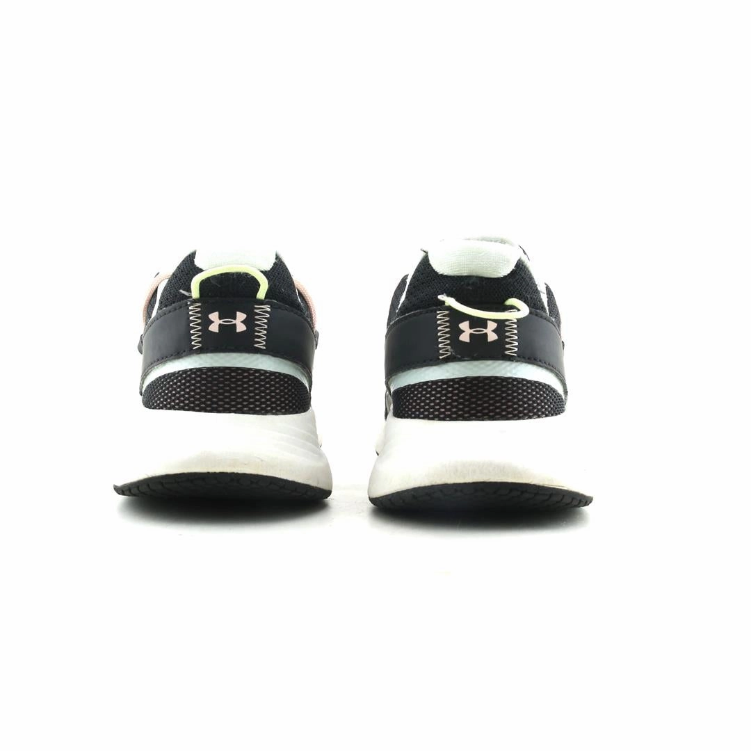 UNDER ARMOUR CHARGED BREATHE Under Armour trainer close-ups