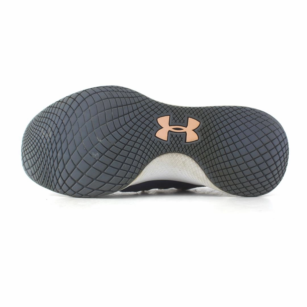 UNDER ARMOUR CHARGED BREATHE Under Armour trainer close-ups