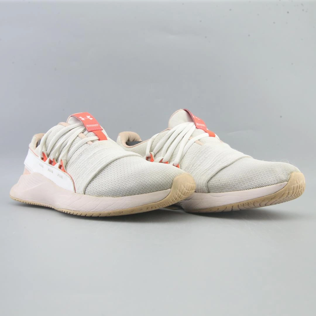 UNDER ARMOUR CHARGED BREATHE Under Armour trainer close-ups