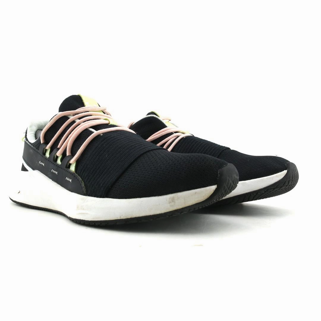 UNDER ARMOUR CHARGED BREATHE Under Armour trainer close-ups