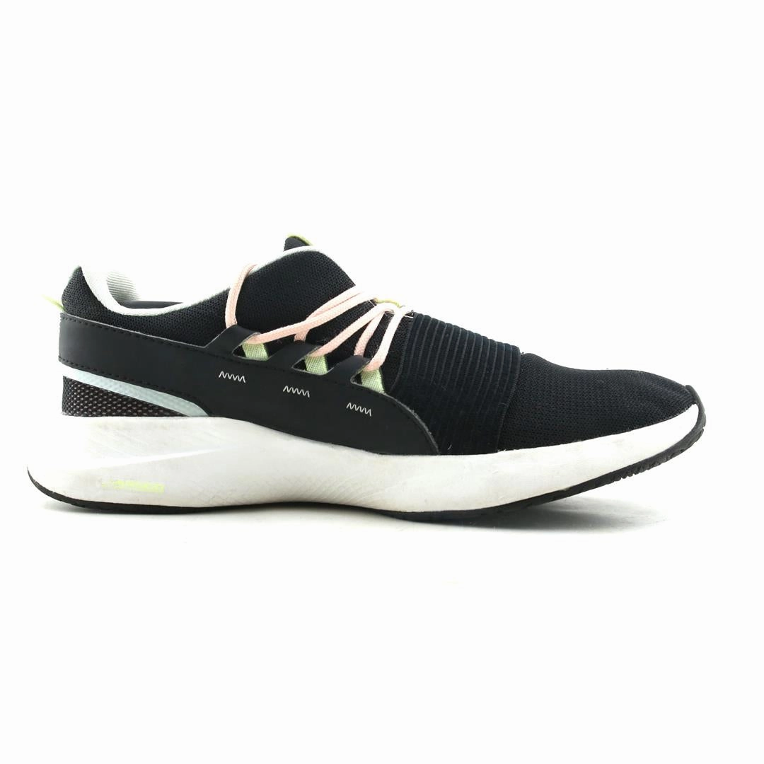 UNDER ARMOUR CHARGED BREATHE Under Armour trainer close-ups